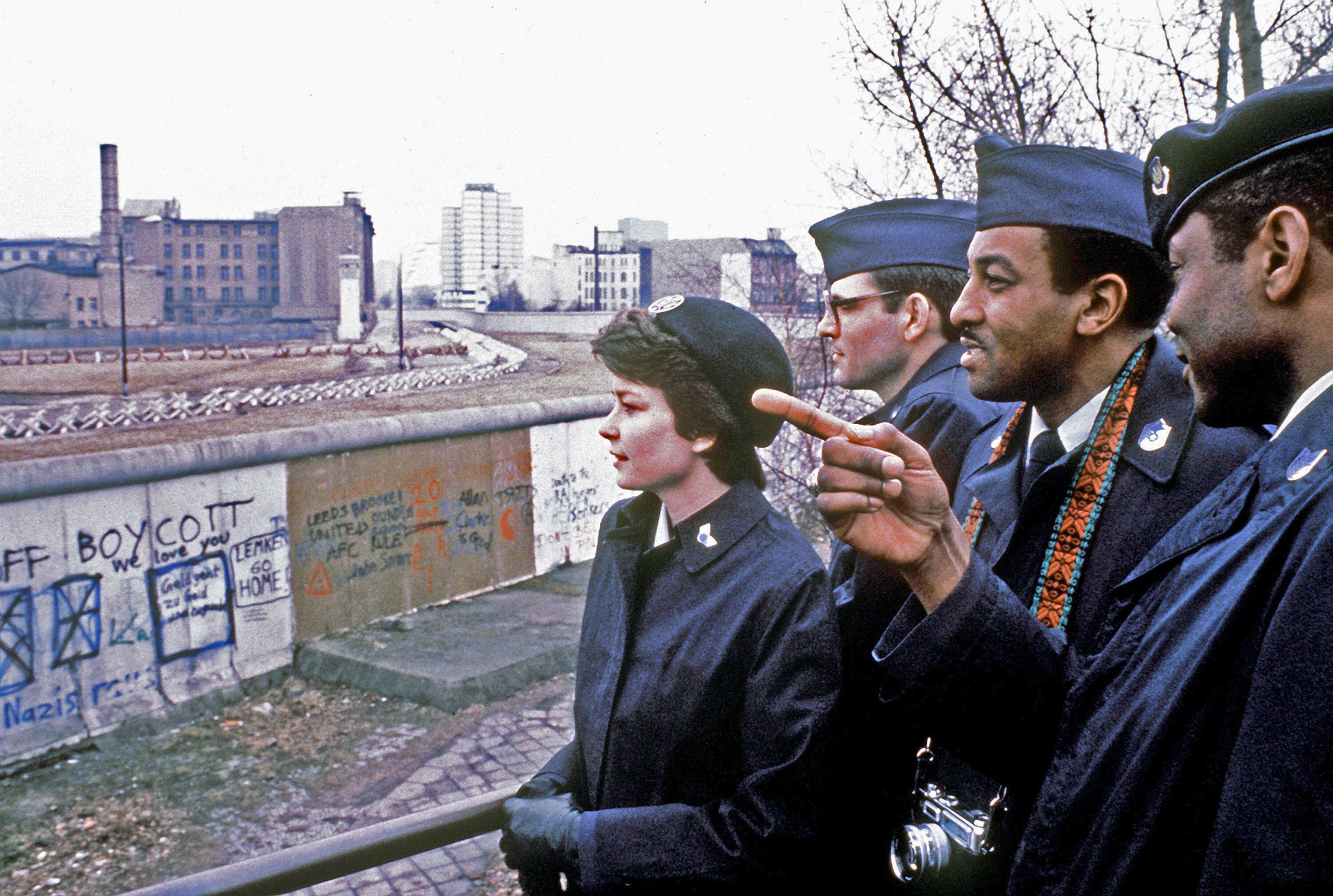 Eine Delegation der US Air Force blickt von einer Aussichtsplattform an der Berliner Mauer nach Ost-Berlin. Foto: Imago/UIG