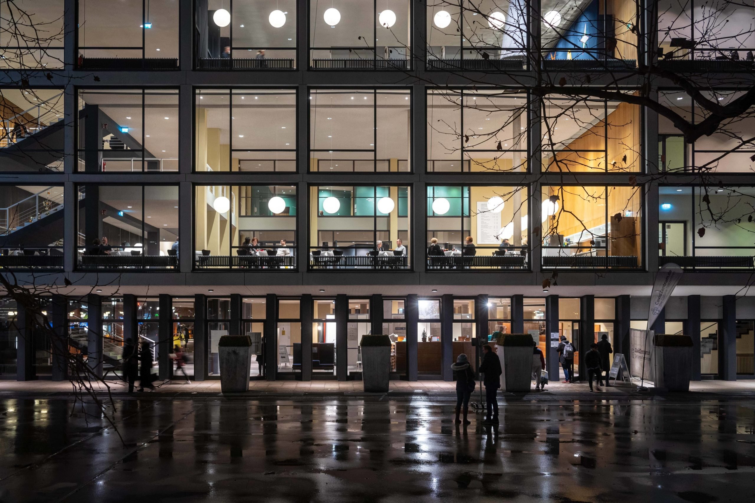 Schlicht und elegant: Die Deutsche Oper Berlin an der Bismarckstraße ist eine der besten Adressen für Musiktheater in ganz Deutschland. Foto: Imago/Stefan Zeitz