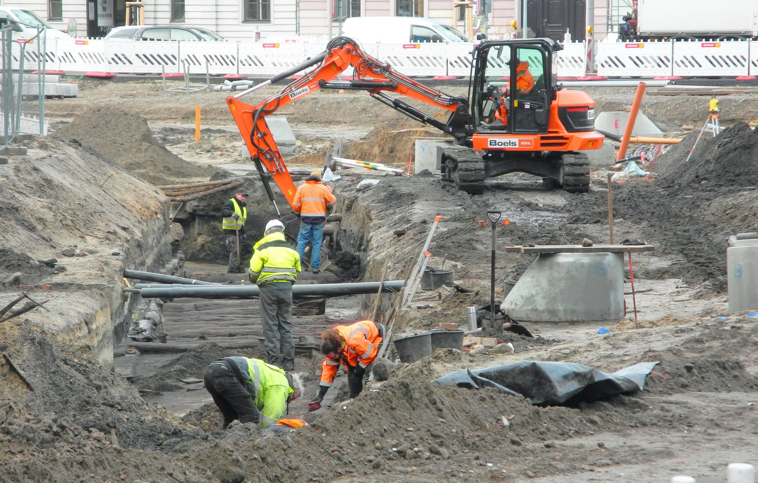 Am Molkenmarkt wurde ein mittelalterlicher Bohlendamm entdeckt. Das Foto zeigt die Arbeiten Anfang Februar 2022. Foto: Imago/Pemax