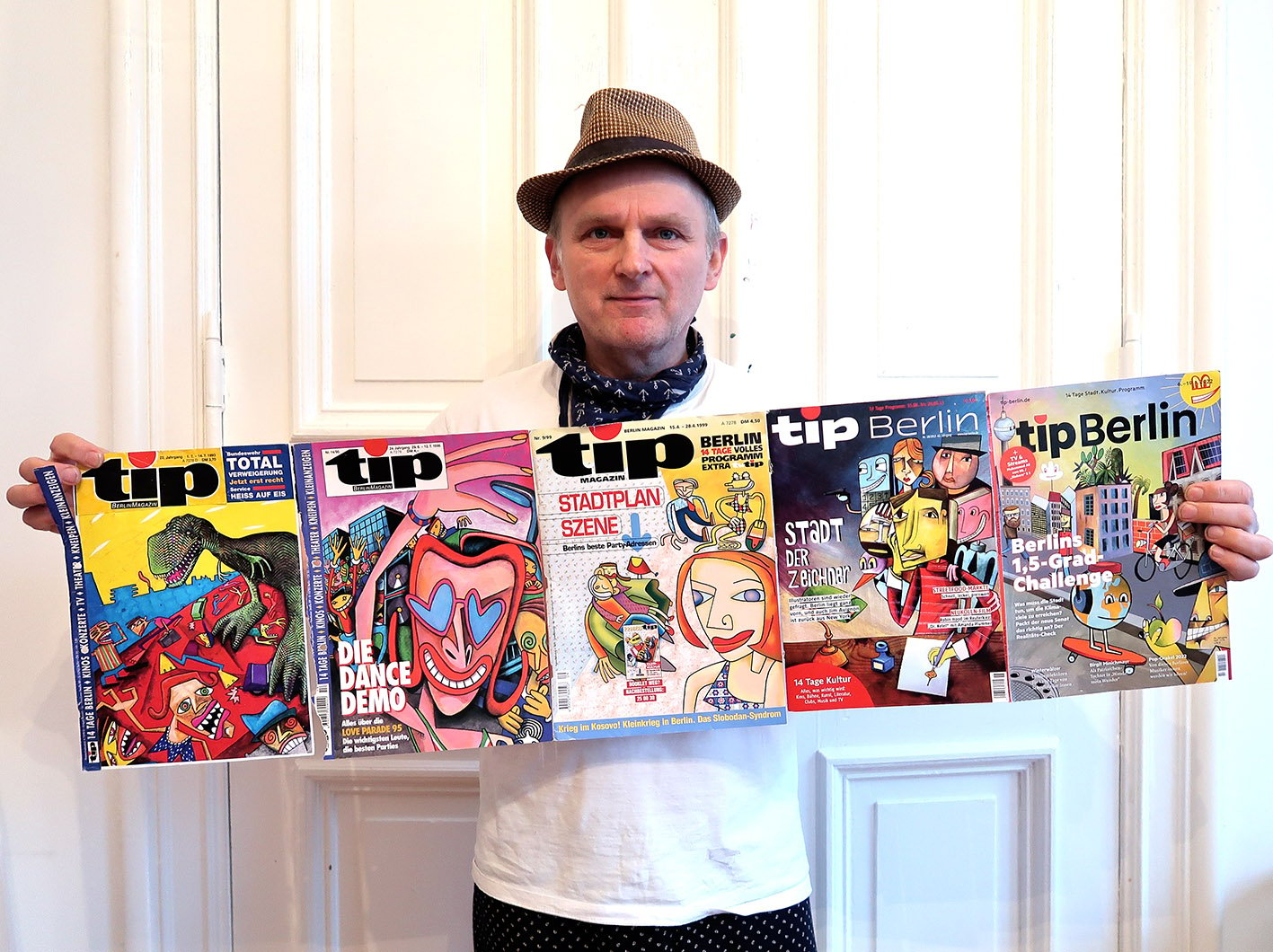 Jim Avignon mit den fünf Ausgaben, die er für tipBerlin illustrierte. Foto: Privat