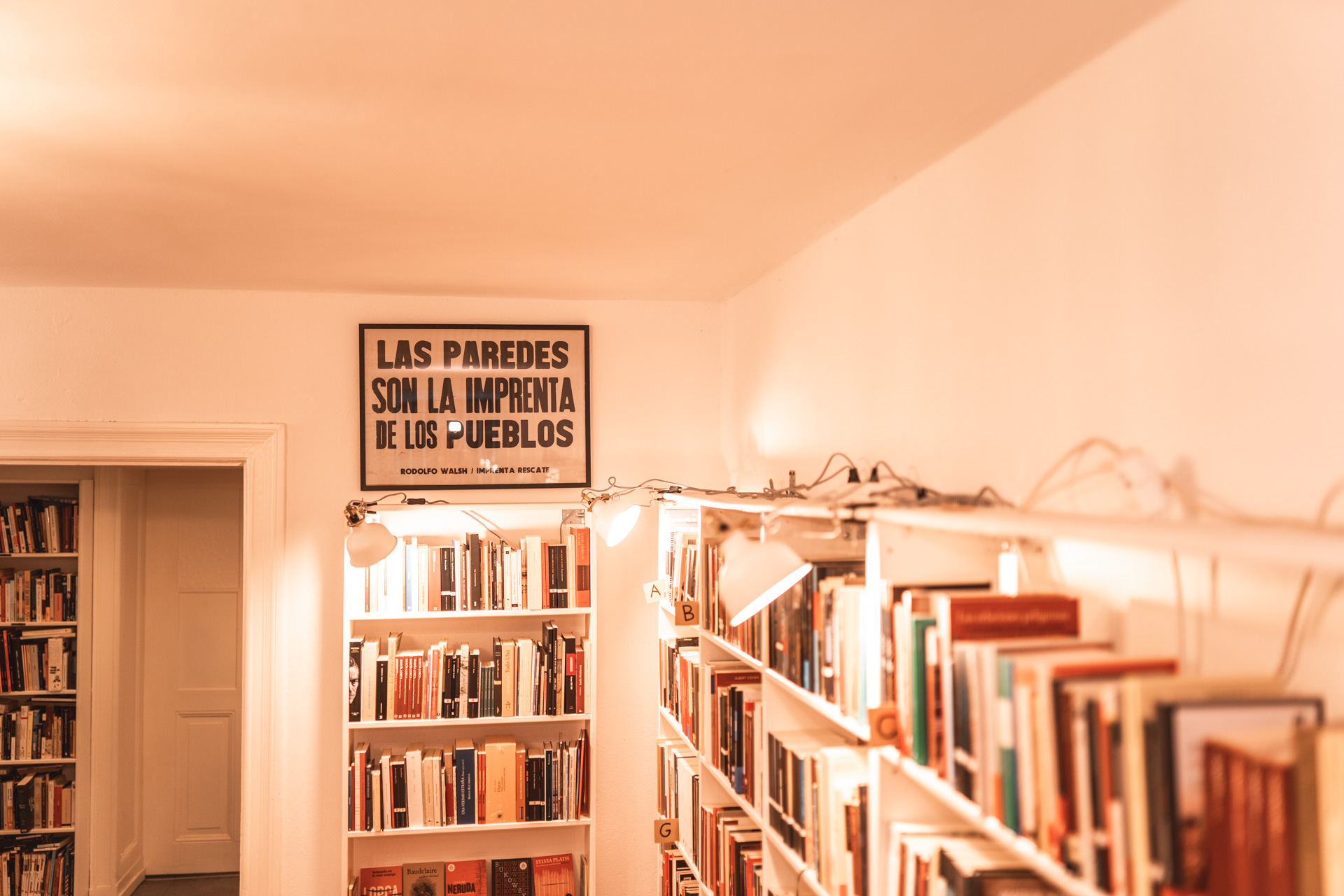 Jede Menge spanische Literatur in der spanischen Buchhandlung Bartleby & Co. im Gräfekiez in Berlin Kreuzberg entdecken.