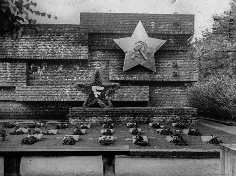 Das von Ludwig Mies van der Rohe geschaffene Revolutionsdenkmal auf dem Zentralfriedhof Friedrichsfelde wurde in der Nazizeit zerstört. Foto: Bundesarchiv, Bild 183-H29710 / CC-BY-SA 3.0