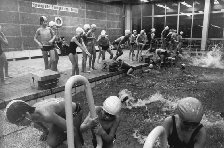 Hallenbäder historisch: Die Volksschimmhalle Pankow im Jahr 1975. 