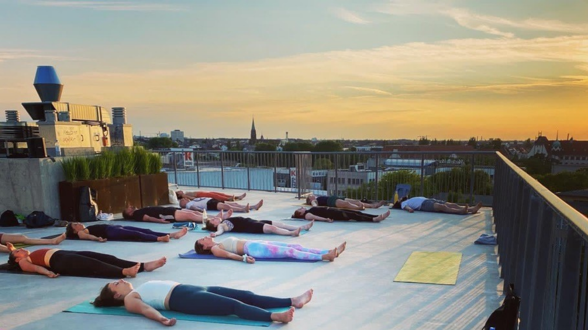 begehbare Dächer in Berlin Wer Yogaposen in luftiger Höhe vollführt, wird vielleicht merken, dass der Geist noch freier fließen kann.