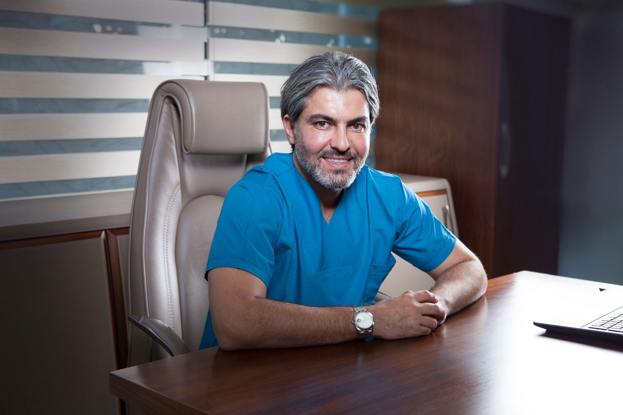 Dr. Serkan Aygin in seiner Klinik in Istanbul. Foto: https://www.drserkanaygin.com/de/