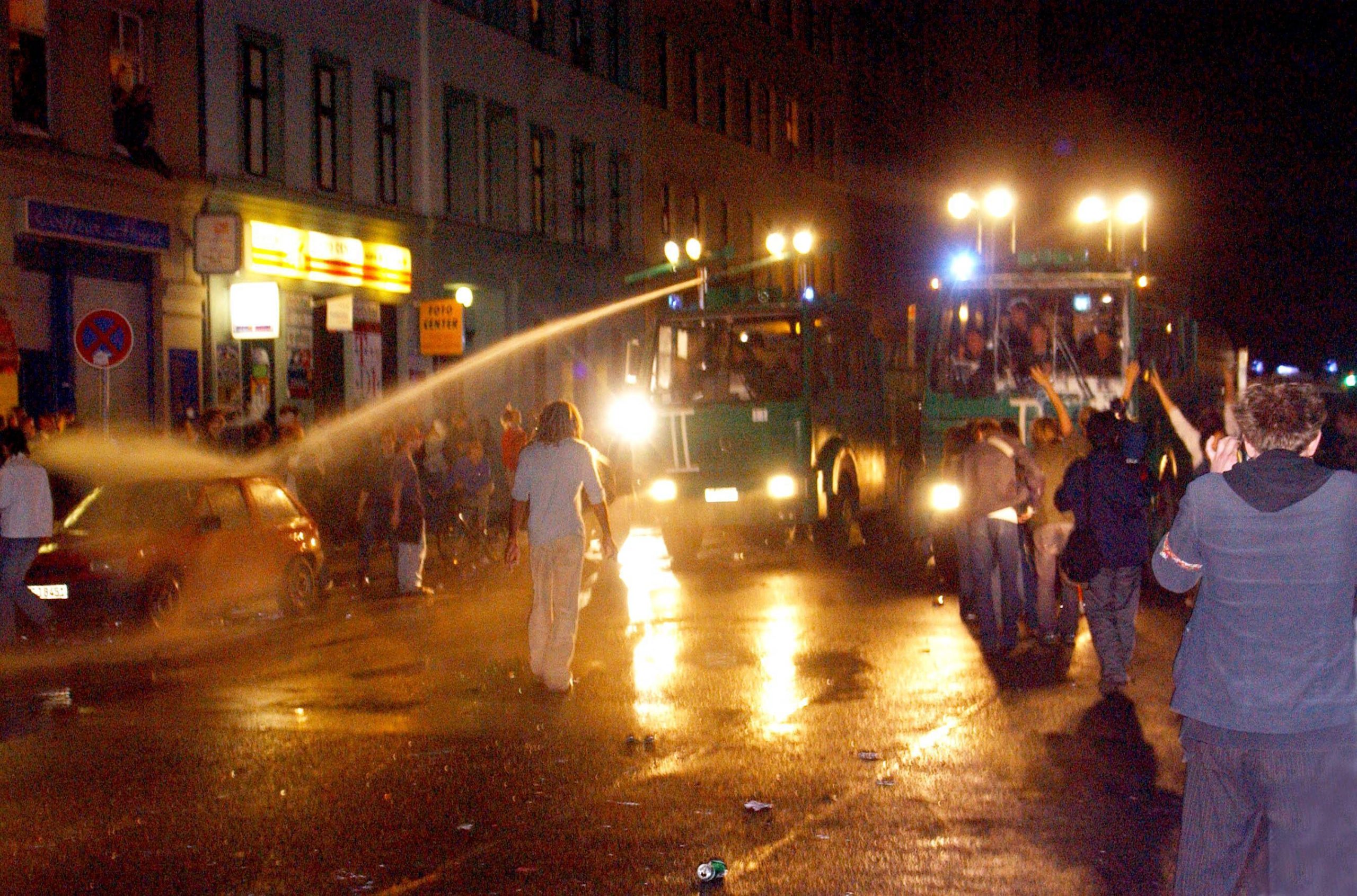 Einsamer Demonstrant stellt sich in Kreuzberg den Wasserwerfern, 1. Mai 2002. Foto: Imago/David Heerde