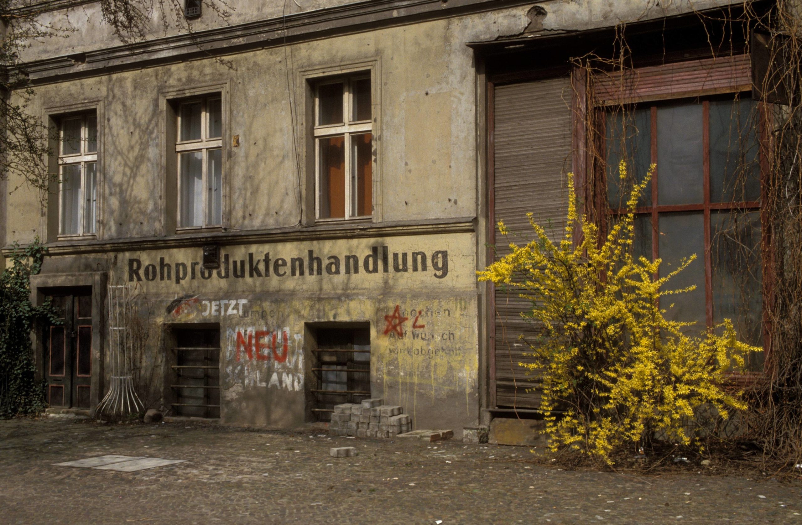 Schriftzug an einer maroden Wohnhausfassade in Prenzlauer Berg. Foto: Imago/PEMAX 