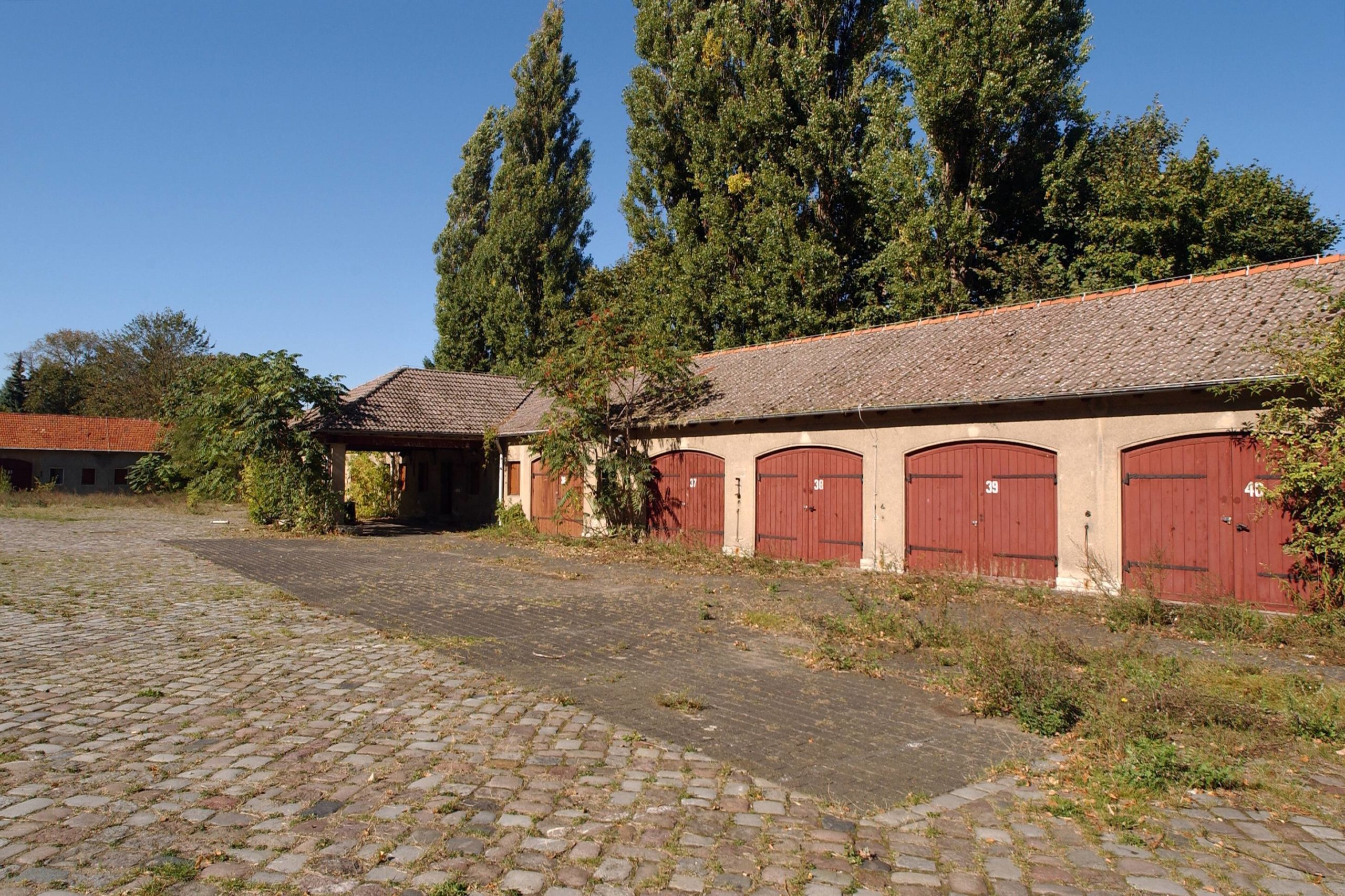 Garagen im Garten des Schloss Schönhausen in Pankow. Foto: Imago/Seeliger