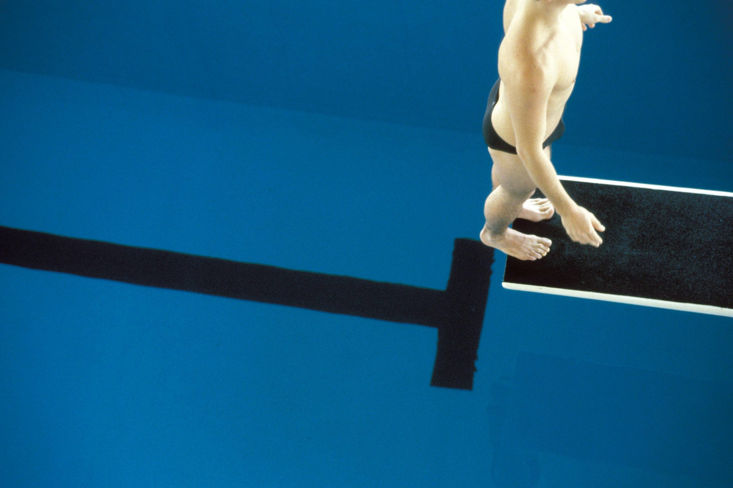 schwimmen Berlin In der Sport und Lehrschwimmhalle Schöneberg wartet ein Siebeneinhalb-Meter-Sprungbrett auf mutige Schwimmer:innen.