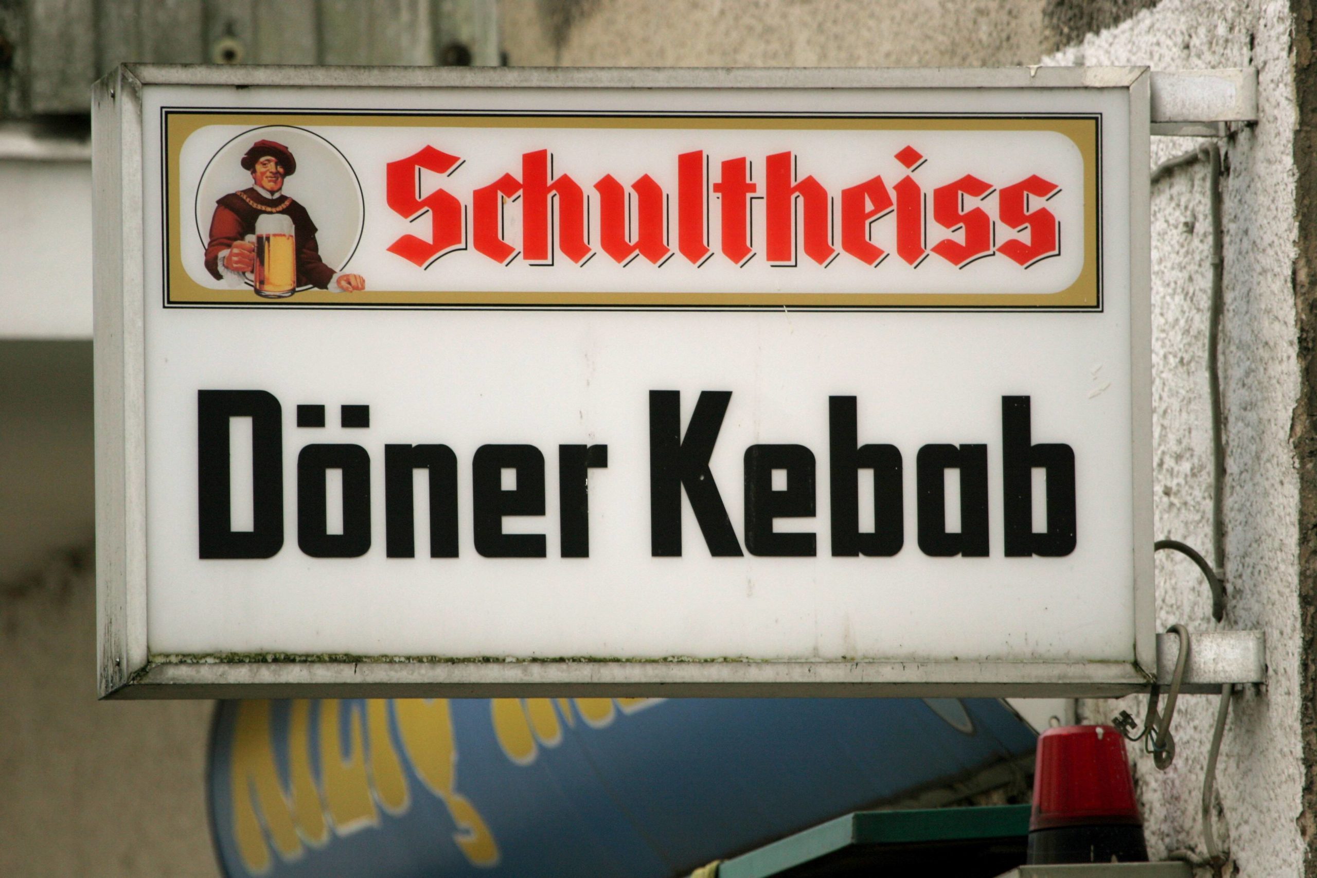 Döner Berlin Geschichte: Döner-Kebab-Schild mit Schultheiss-Werbung. Foto: Imago/Müller-Stauffenberg