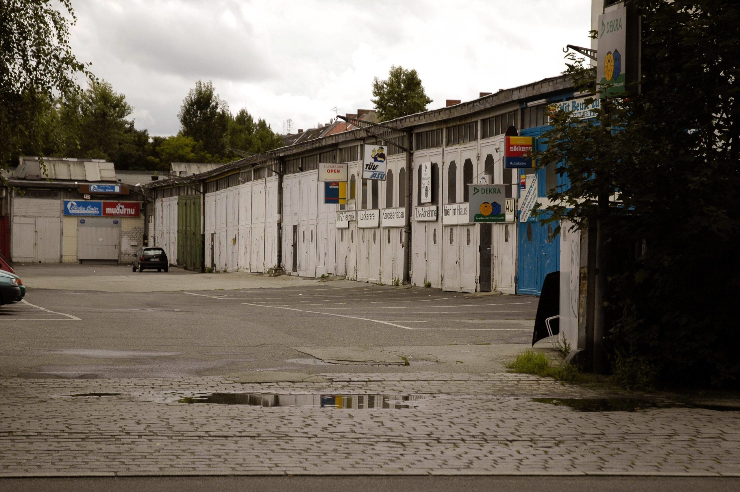 Gelände einer KFZ-Werkstatt in Neukölln. Foto: Imago/Jürgen Hanel