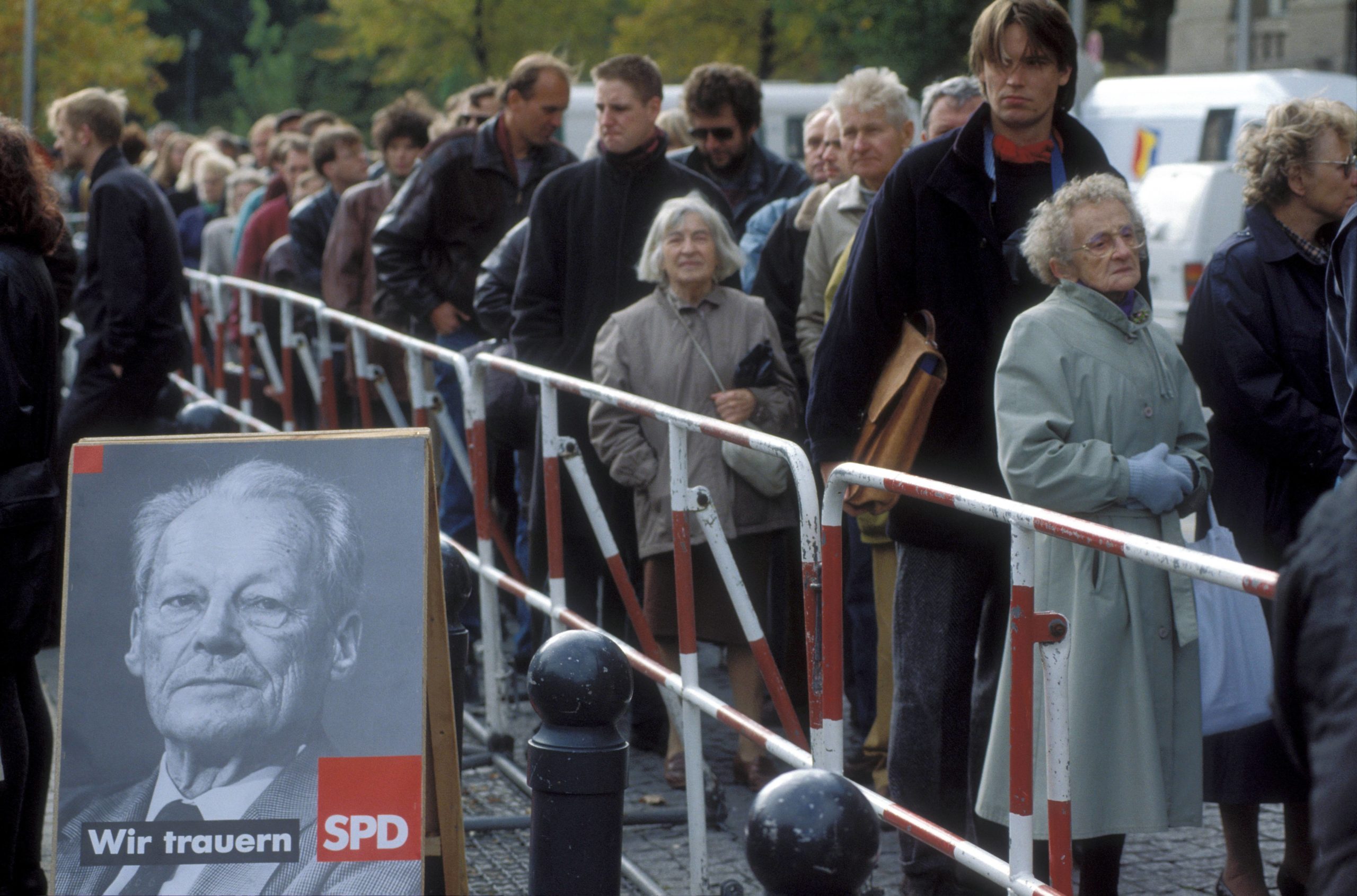 Eine Menschenmenge wartet vor dem Rathaus Schöneberg, um den Altbundeskanzler Willy Brandt (SPD) die letzte Ehre zu erweisen, 17. Oktober 1992. Foto: Imago/Sven Simon