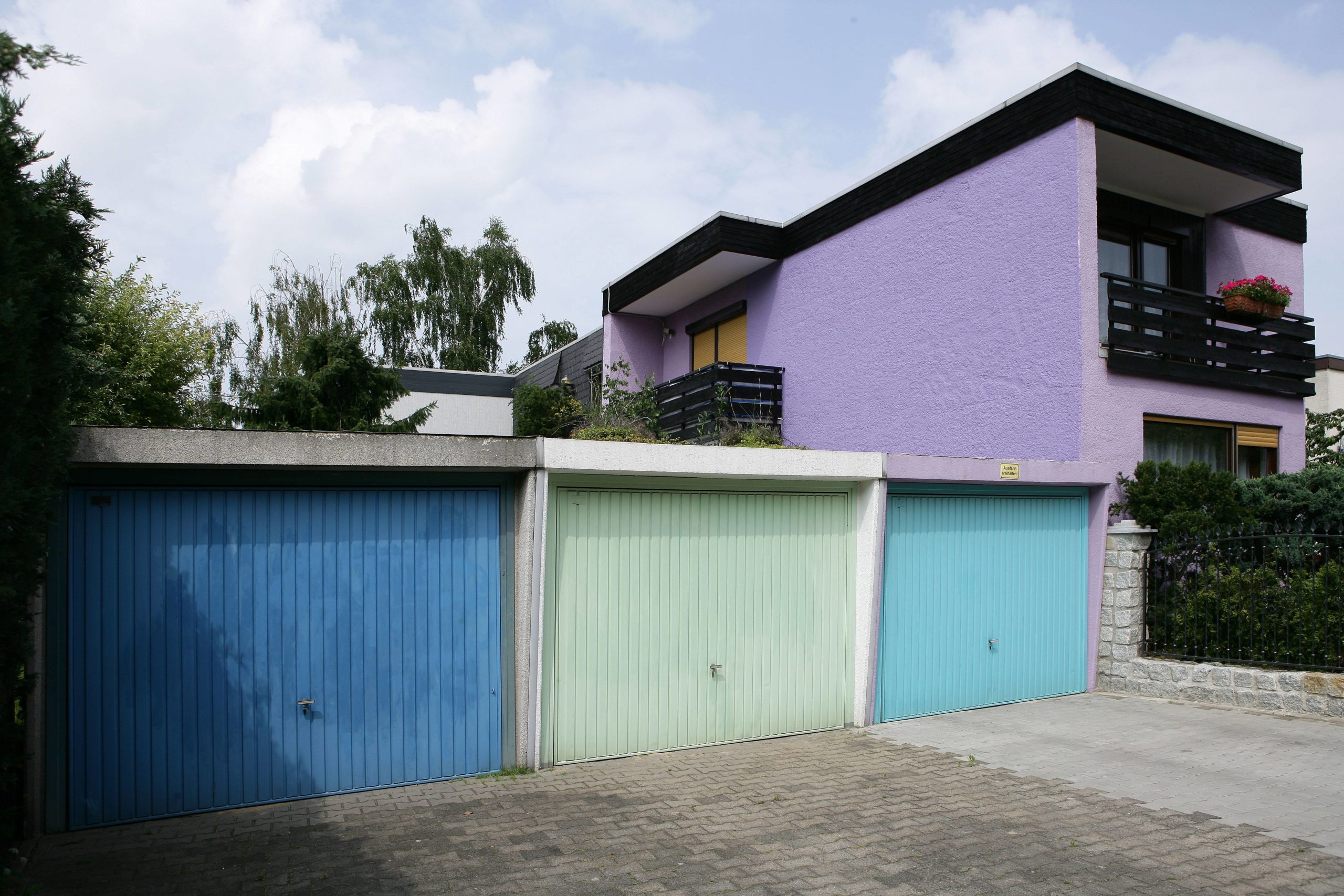 Lila Haus mit blauen Garagen in Reinickendorf. Foto: Imago/Wrongside Pictures