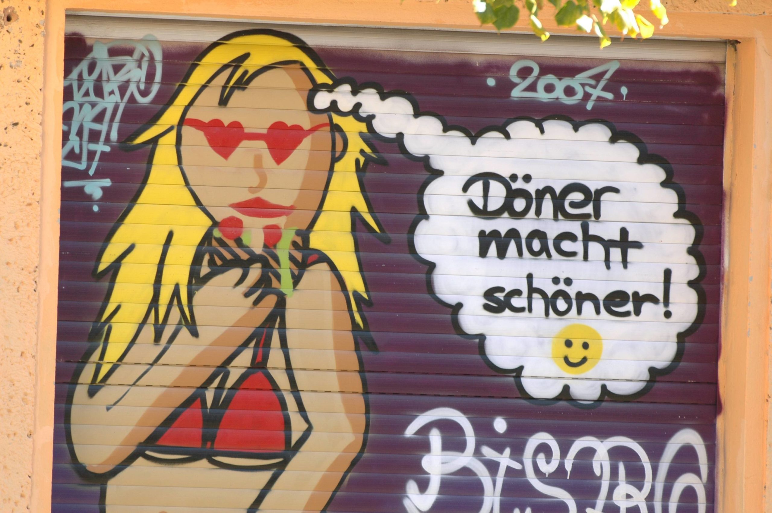 Döner Berlin Geschichte: Döner-Graffiti: Döner macht schöner! Foto: Imago/Steinach