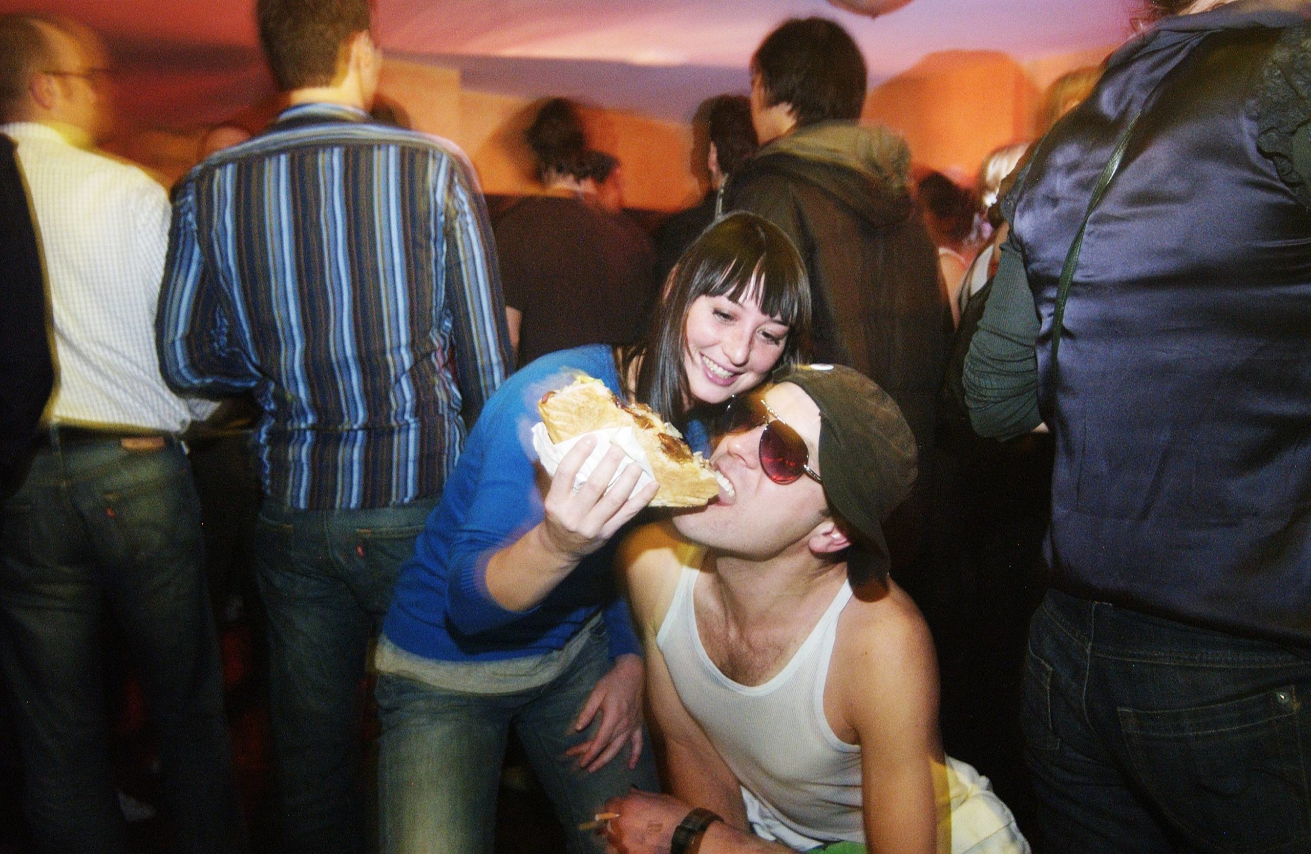 Hipster vergnügen sich mit einem Döner während der "Sexy-Döner-Party" im Dönerrestaurant Bagdad am Schlesischen Tor in Kreuzberg, 2007. Foto: Imago/David Heerde