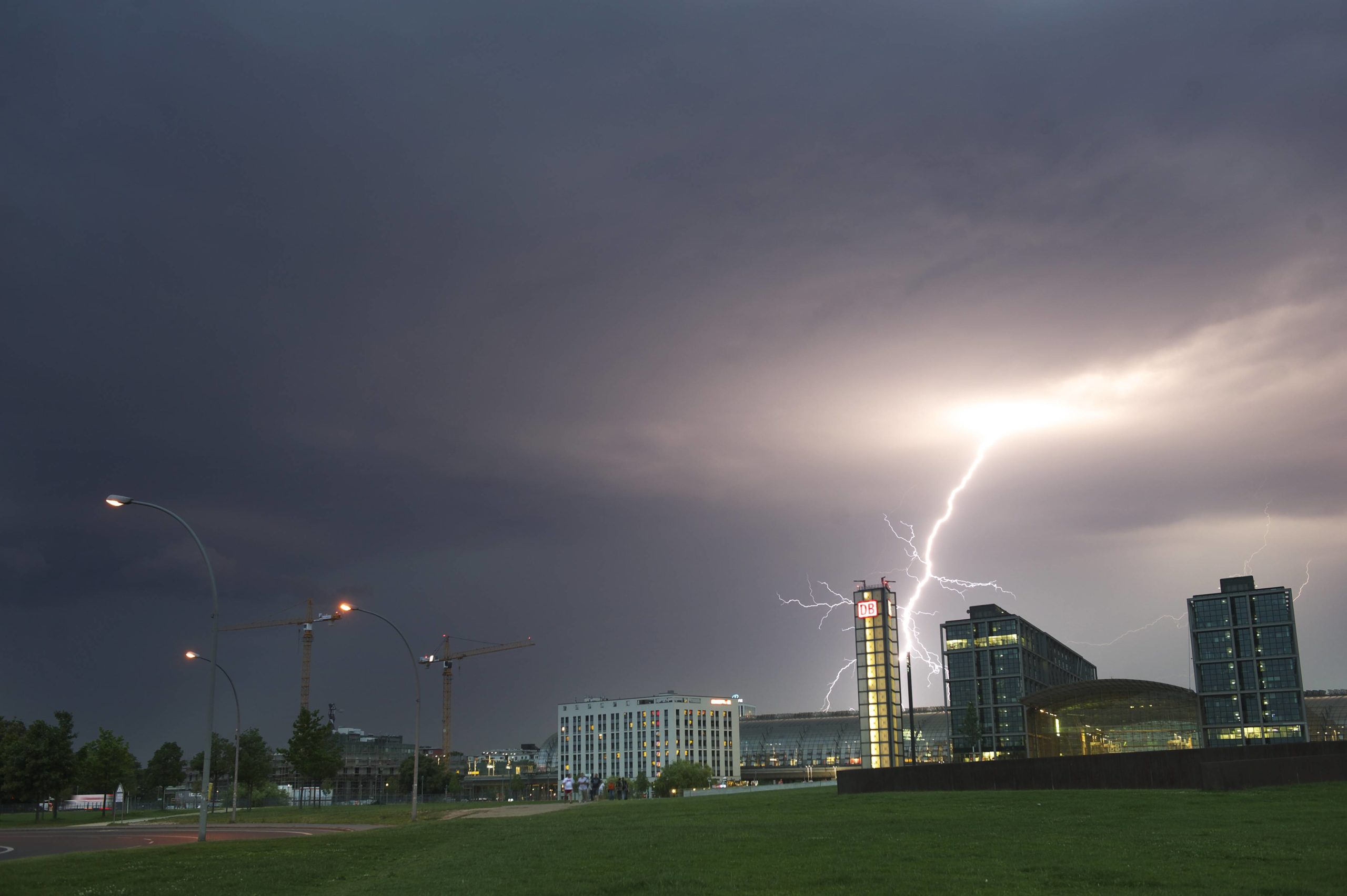 Gewitter über dem Hauptbahnhof. Foto: Imago/David Heerde