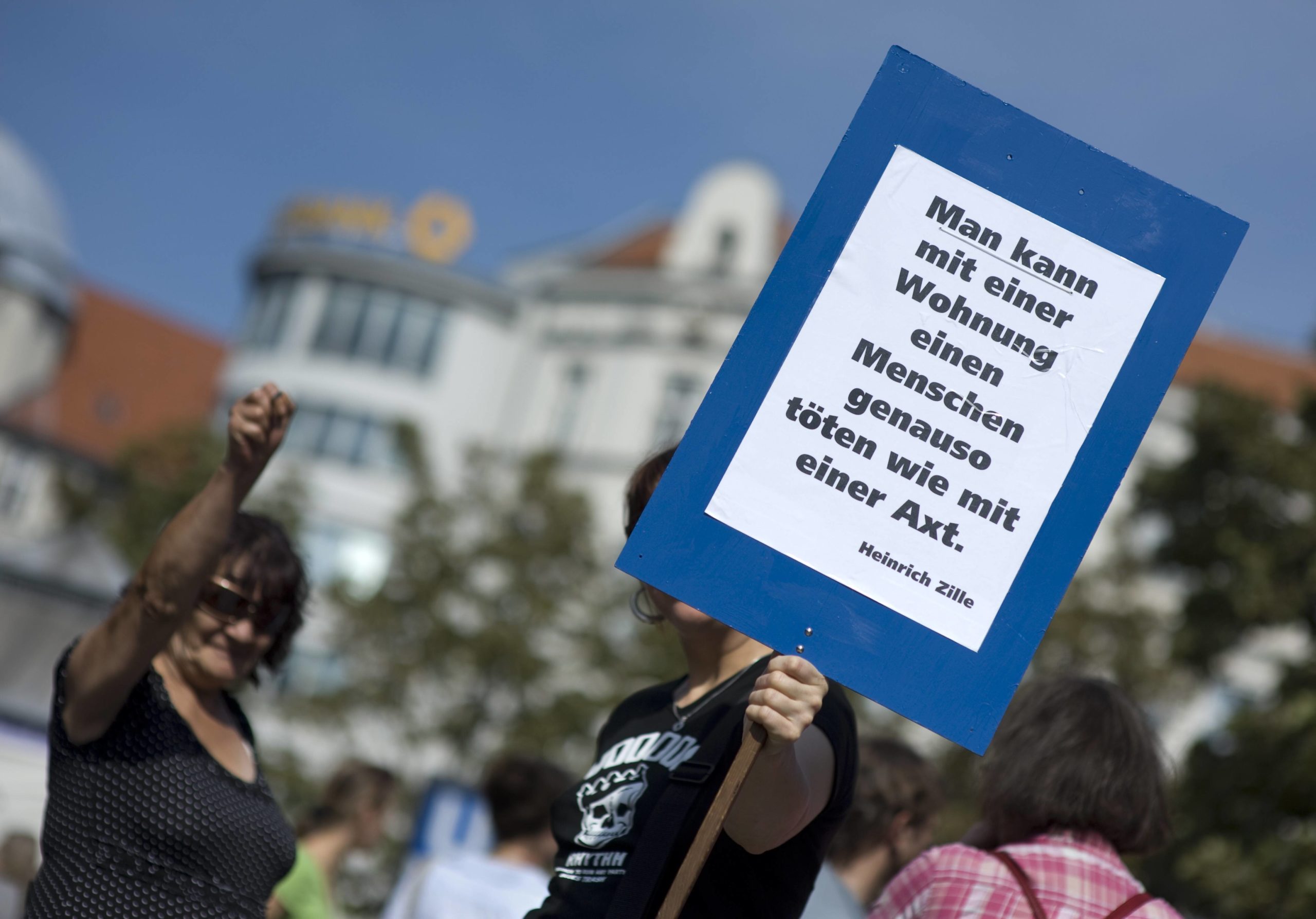 Poster mit Heinrich-Zille-Zitat bei einer Demo gegen Mieterhöhungen. Foto: Imago/IPON