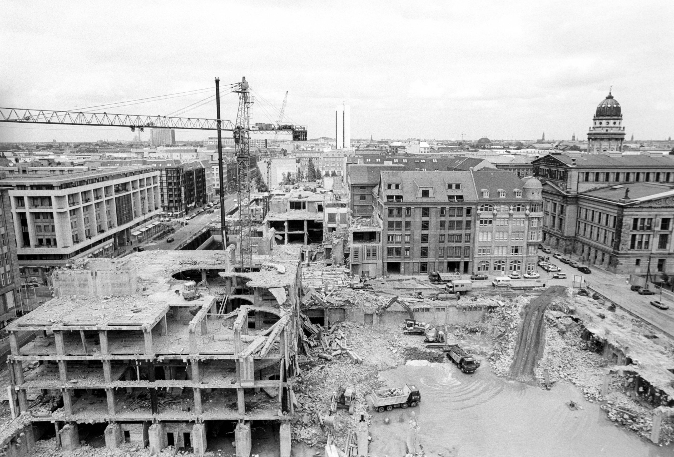 Abriss der fast fertiggestellten Friedrichstadtpassagen an der Friedrichstraße. Foto: Imago/Detlev Konnerth