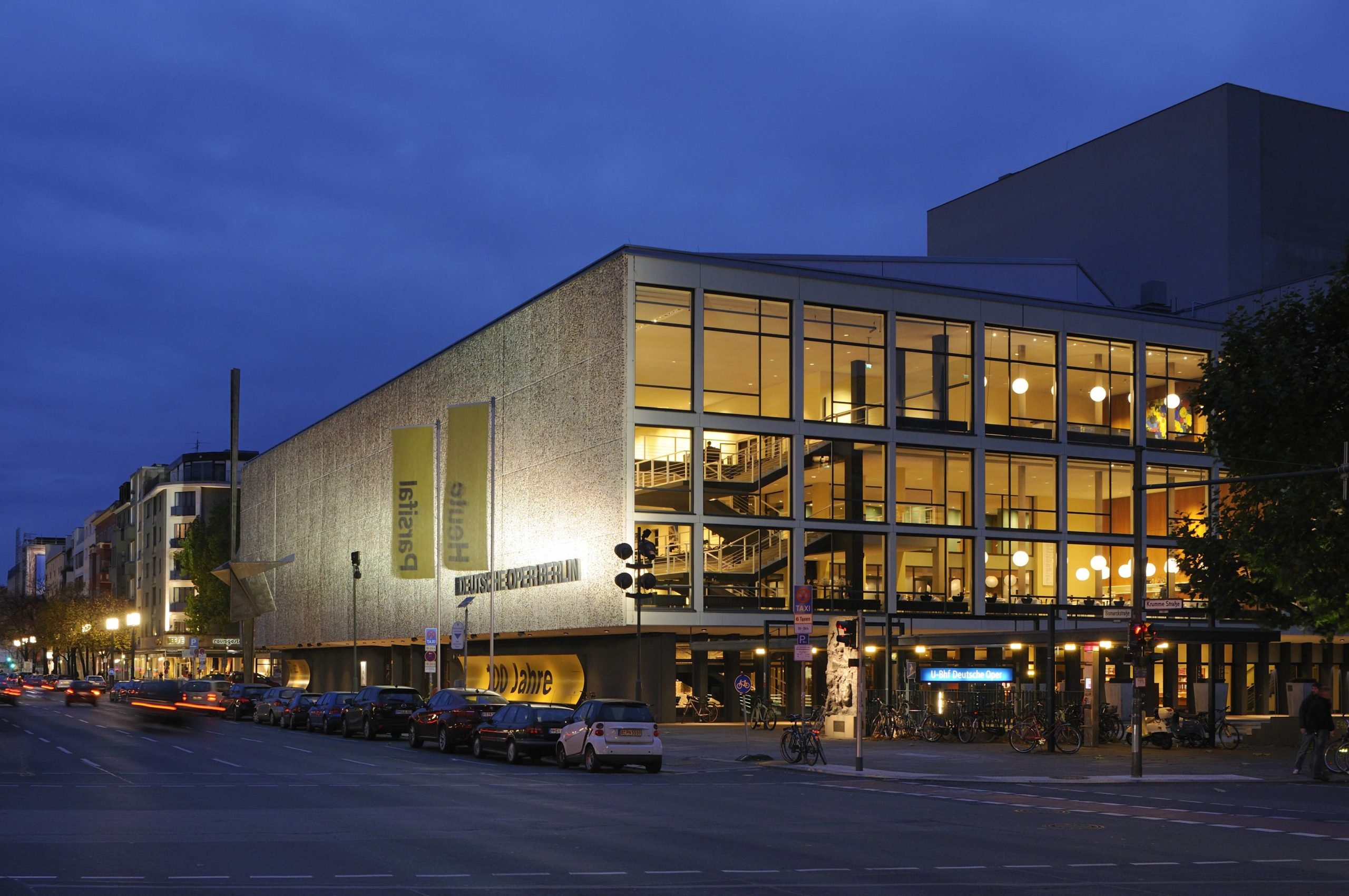 Hell erleuchtet! Die Deutsche Oper feierte 2012 ihren 100. Geburtstag. Foto: Imago/Imagebroker