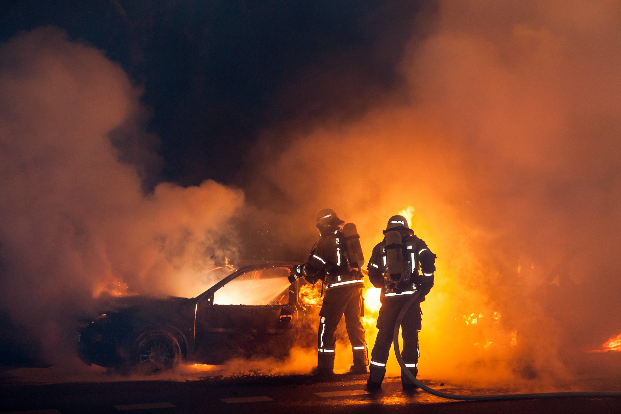 Löscharbeiten an brennenden Autos in Friedrichshain, 2012. Foto: Imago/Christian Mang