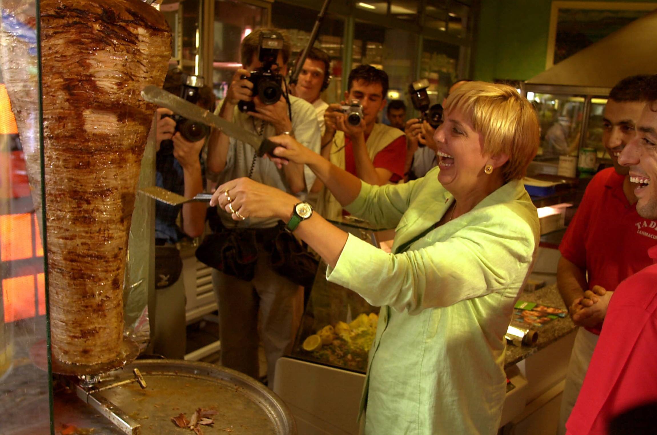 Die Fraktionsvorsitzende von Bündnis 90/Die Grünen Claudia Roth versucht sich in der Zubereitung eines Döner-Kebab in einem türkischen Imbiss am Kottbusser Tor. Foto: Imago/Christian Ditsch
