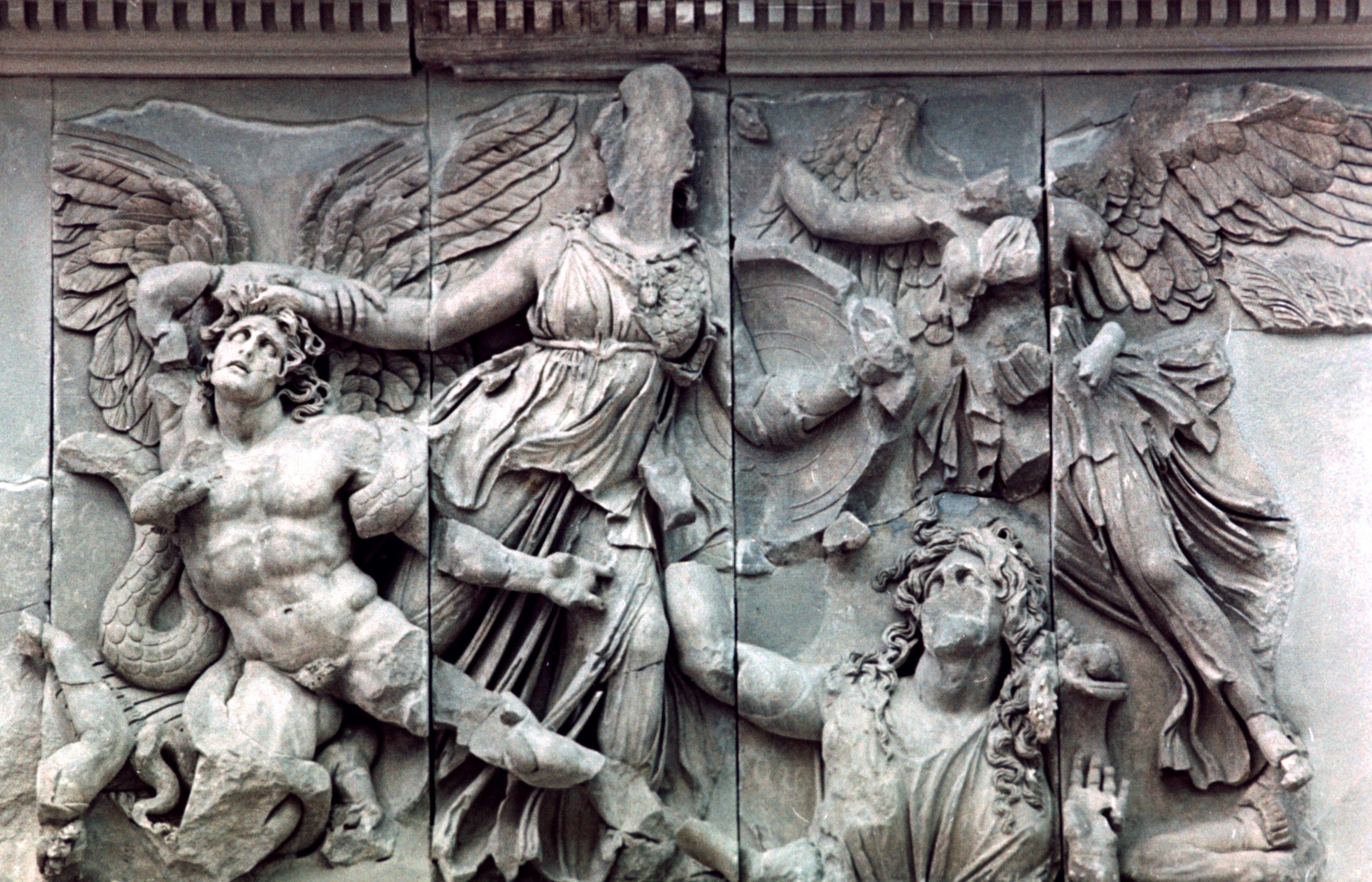 Die „Athener Gruppe“: ein rekonstruiertes Relief vom Pergamon Altar. Foto: Imago/UIG