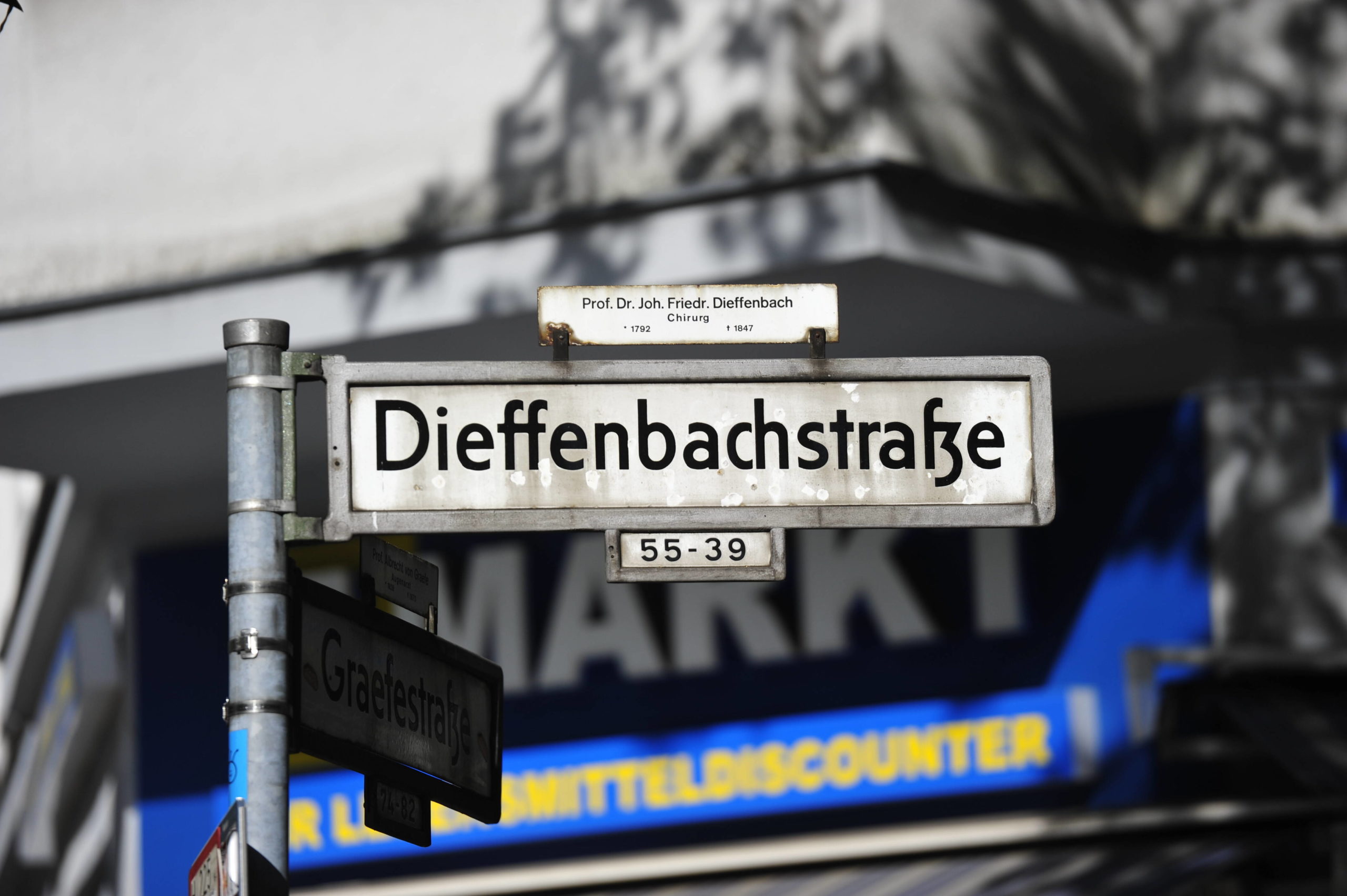 Ein weiterer Kiez in Kreuzberg: Die Dieffenbachstraße mit ihren Straßencafés und kleinen Geschäften führt durch den Graefekiez. Foto: Imago/Klaus Martin Höfer