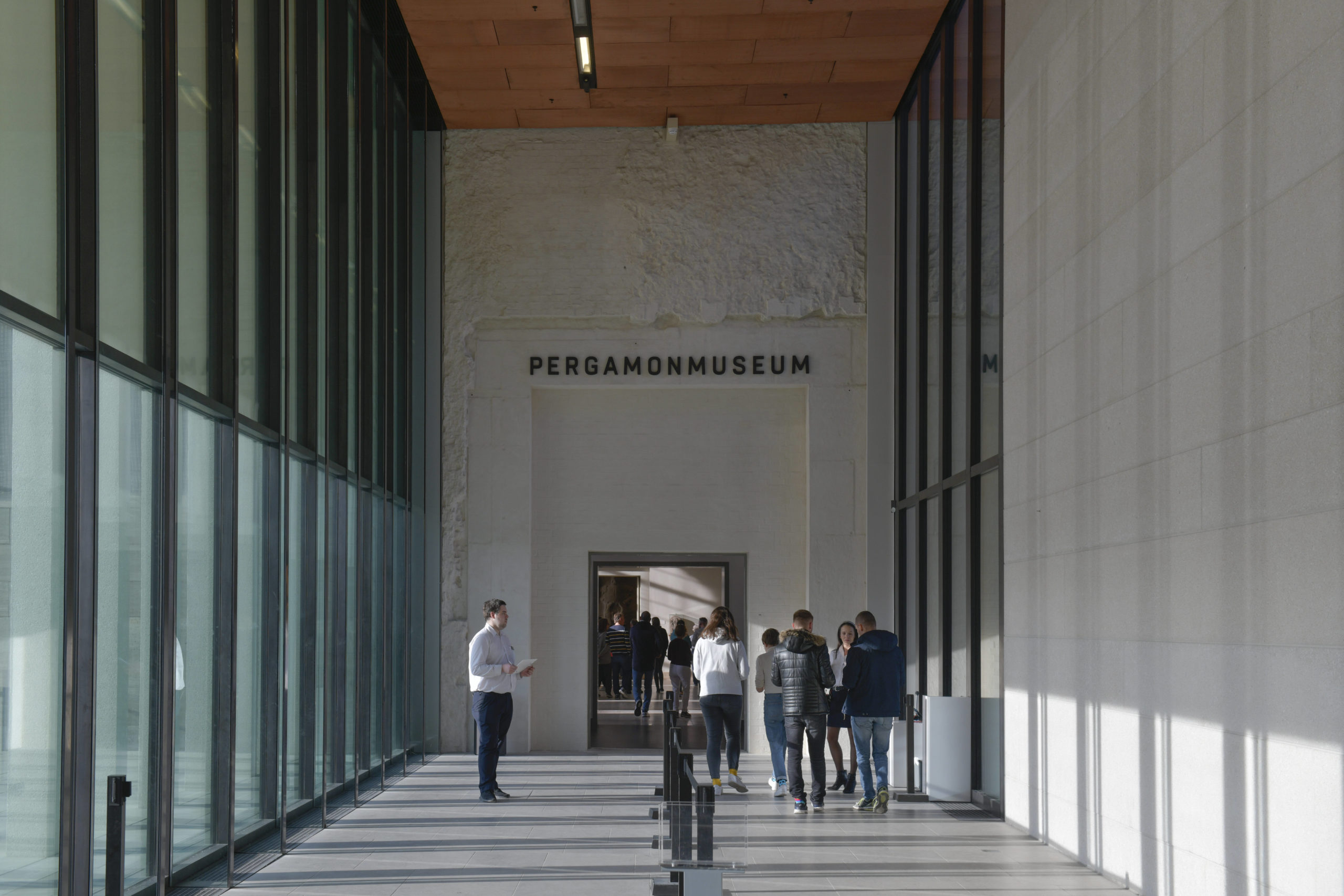 Durch die James-Simon-Galerie gelangen Besucher:innen in das Pergamonmuseum.  Foto: Imago/Schöning