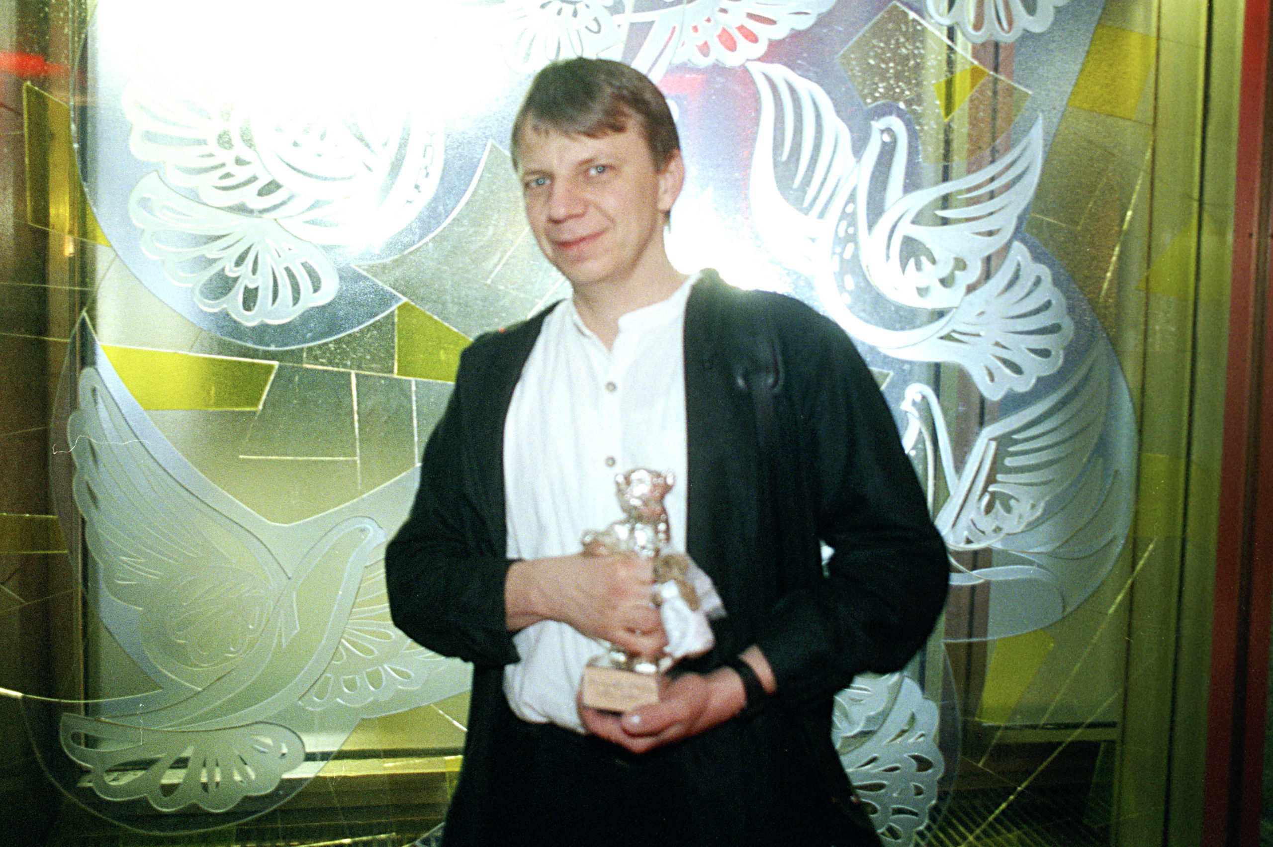Andreas Dresen mit dem Silbernen Bären bei der Abschlussparty der Berlinale 2002. Foto: Imago/F. Kern/Future Image
