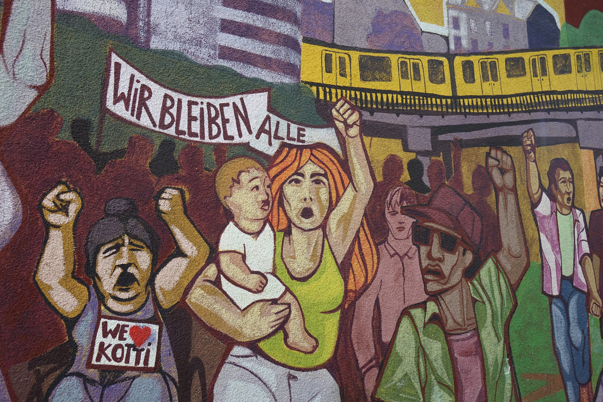 Ein Graffiti in Kreuzberg auf dem protestierende Menschen zu sehen sind.