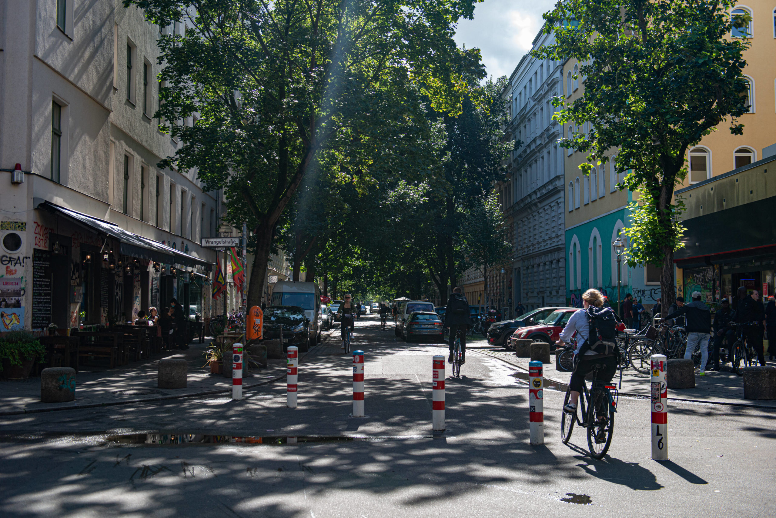Fahrradfahrer in der Falckensteinstrße Ecke Wrangelstraße in Berlin Kreuzberg. Foto: F. Anthea Schaap