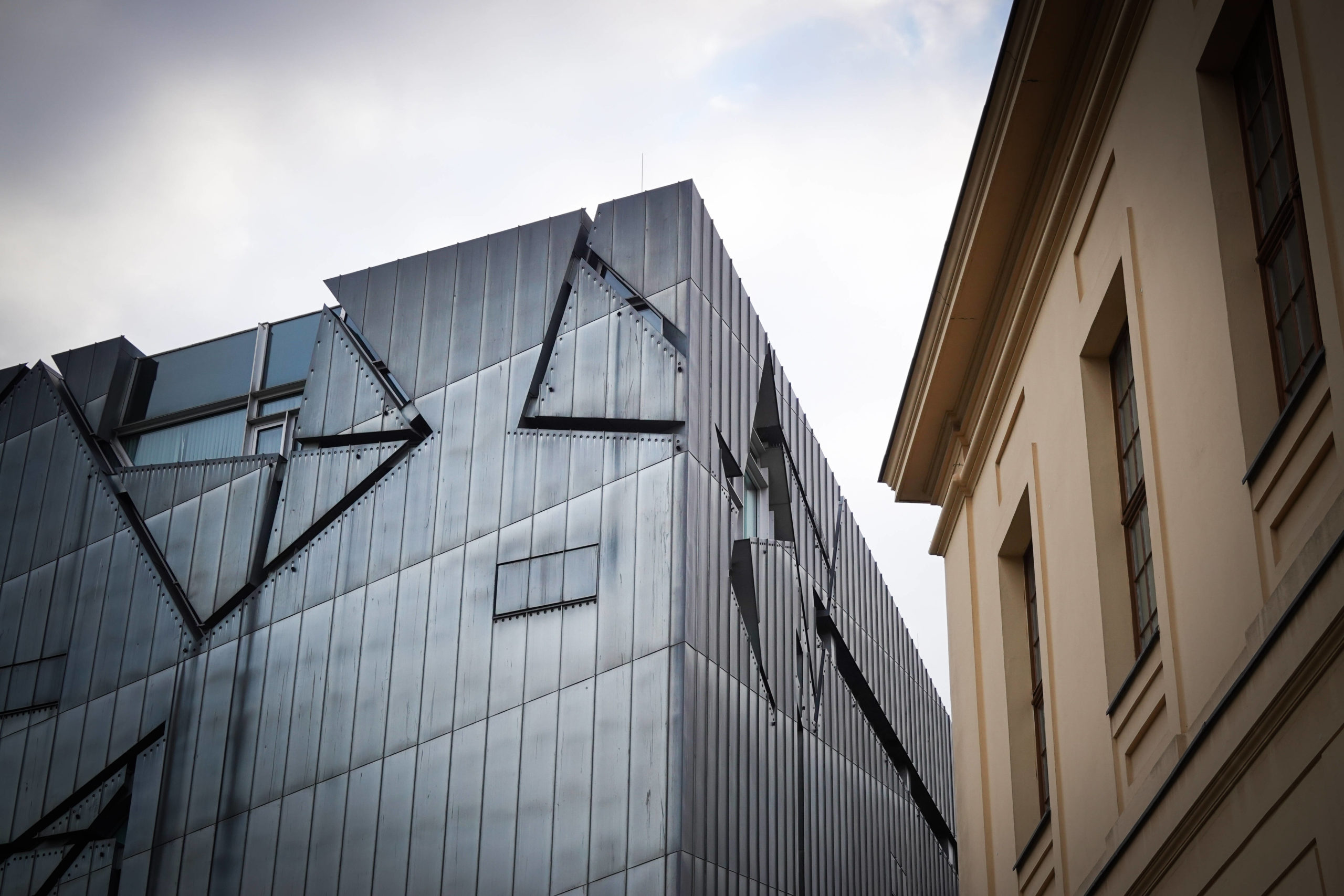 Der Libeskind-Bau hat eine mit Titanzink verkleidete Fassade. Foto: Imago/Joko