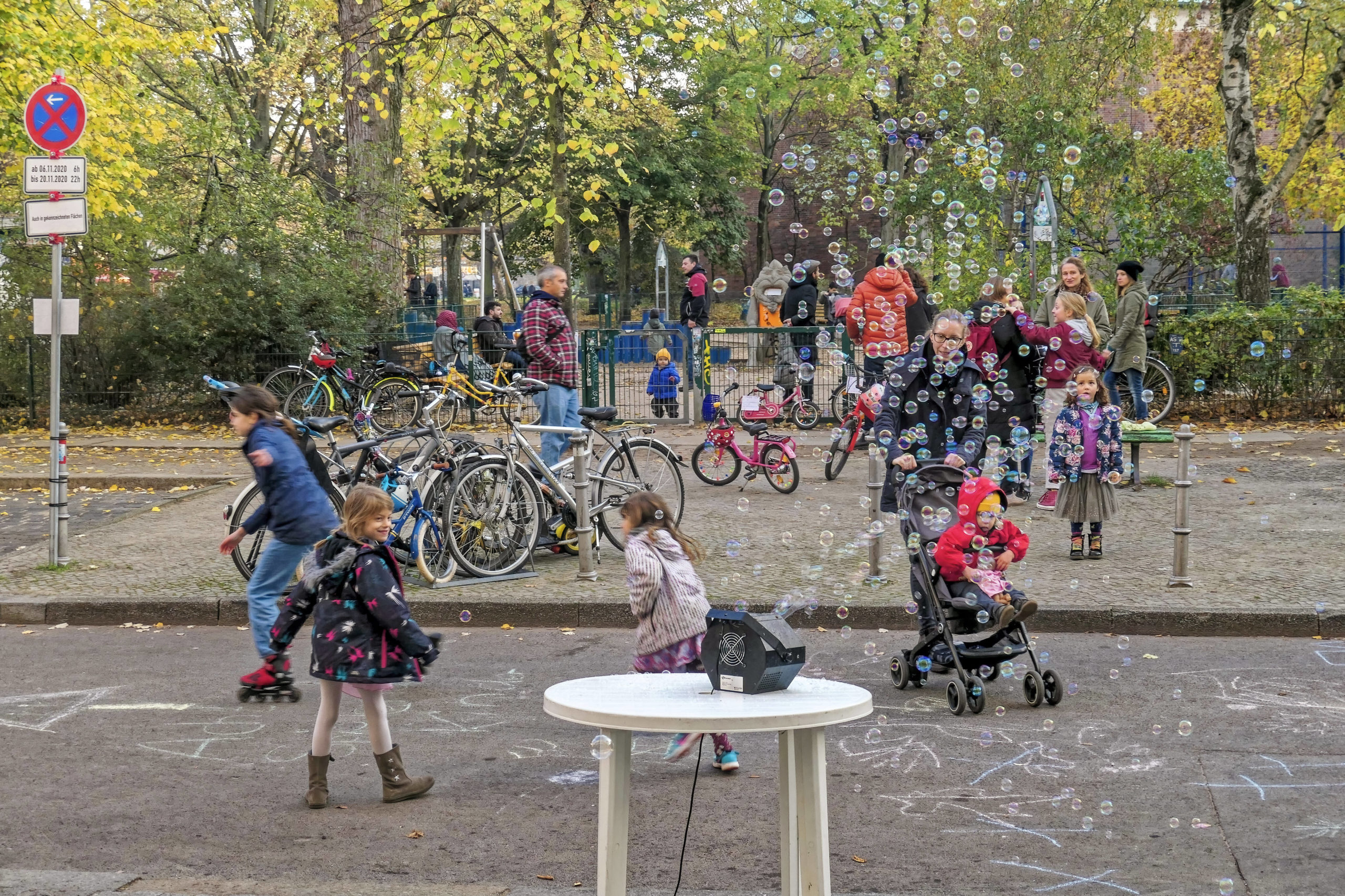 Spielende Kinder am Lausitzer Platz. Foto: Imago/ Jürgen Held