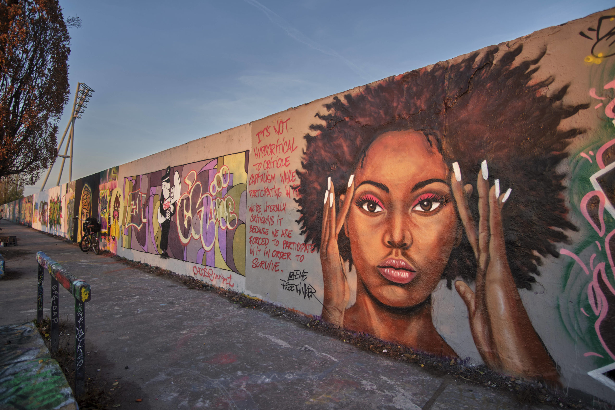 Mauerpark Historische Leinwand: Die Berliner Graffiti-Szene verwandelt den Mauerstreifen im Park rund ums Jahr in eine Street-Art-Galerie.
