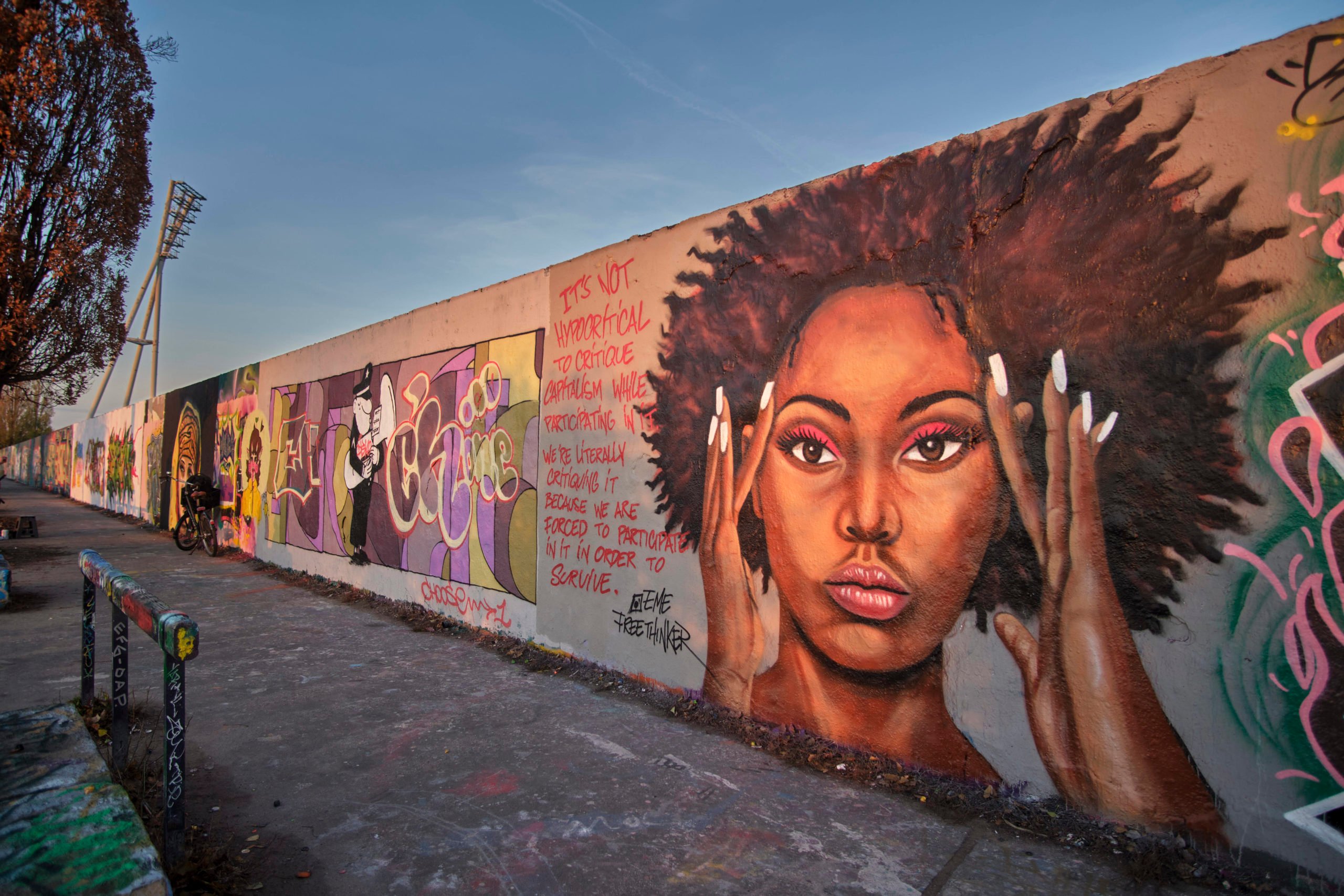 Mauerpark Historische Leinwand: Die Berliner Graffiti-Szene verwandelt den Mauerstreifen im Park rund ums Jahr in eine Street-Art-Galerie.