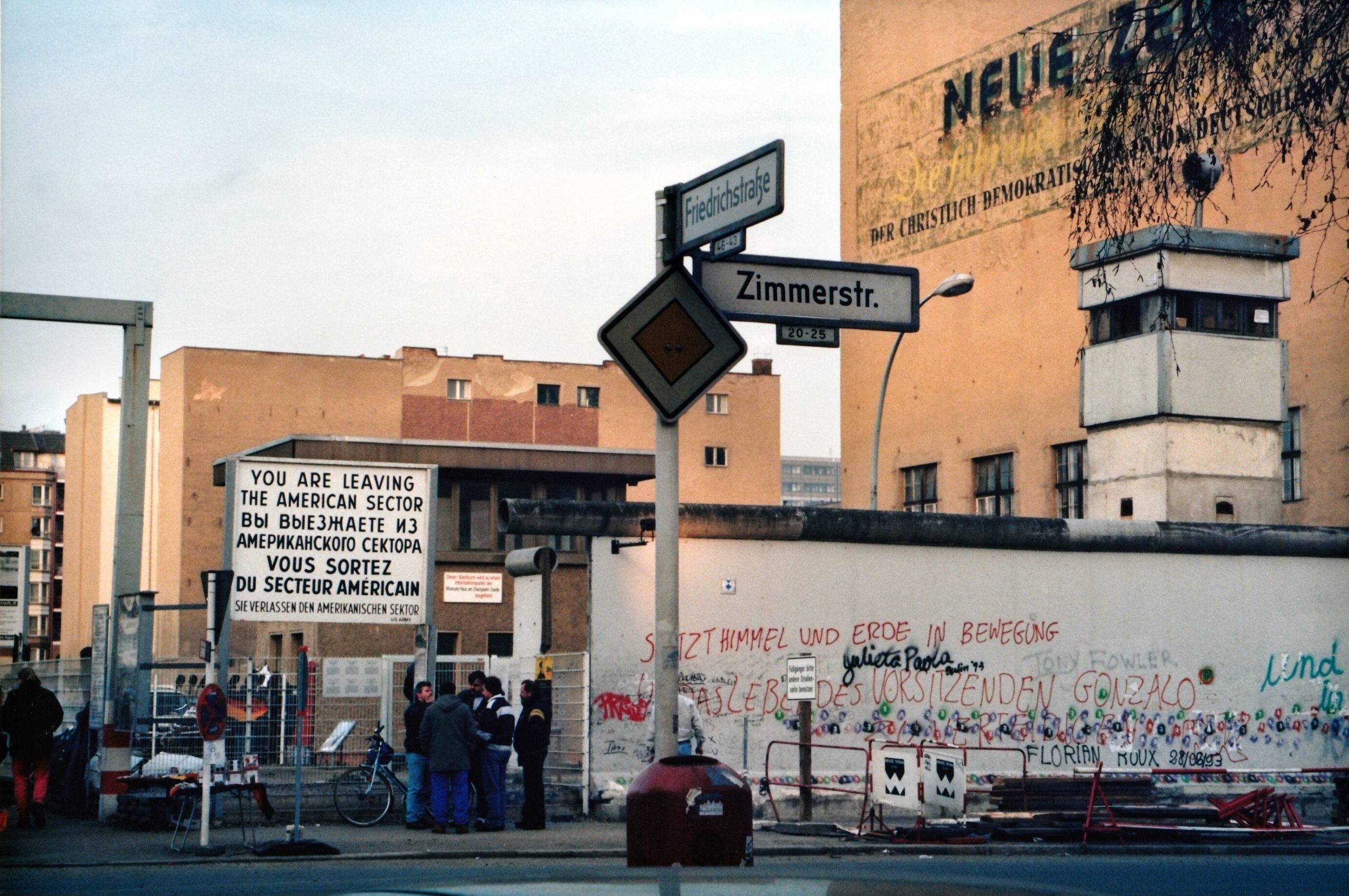 Checkpoint Charlie mit Wachturm und Resten der Berliner Mauer. Foto: Imago/Henry H. Herrmann/Eventpress