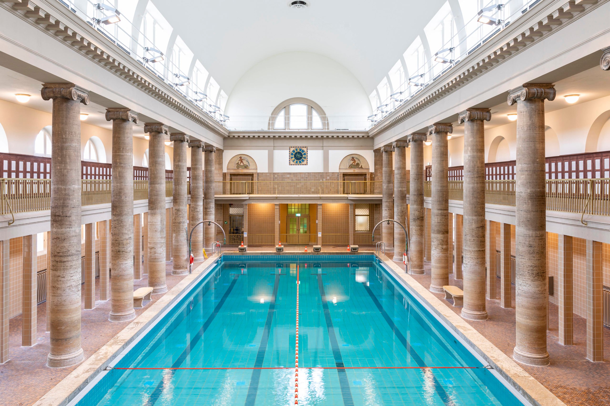 schwimmen Berlin Das Stadtbad Neukölln ist ein echtes Kleinod, optisch ist der Bau an antike Thermen angelehnt.