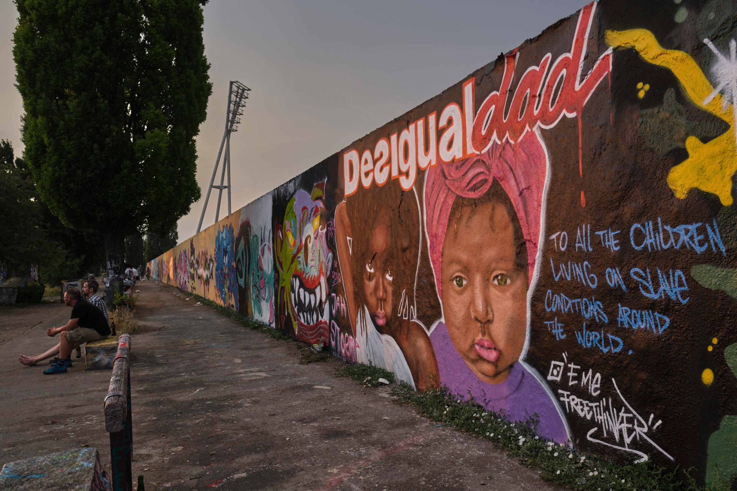 Graffiti Berlin Legales Graffiti an der Hall of Fame im Mauerpark: Berlin bietet nur eine Hand voll offizieller Graffiti-Flächen für eine Künstler-Szene, die aus rund 15.000 Menschen besteht.