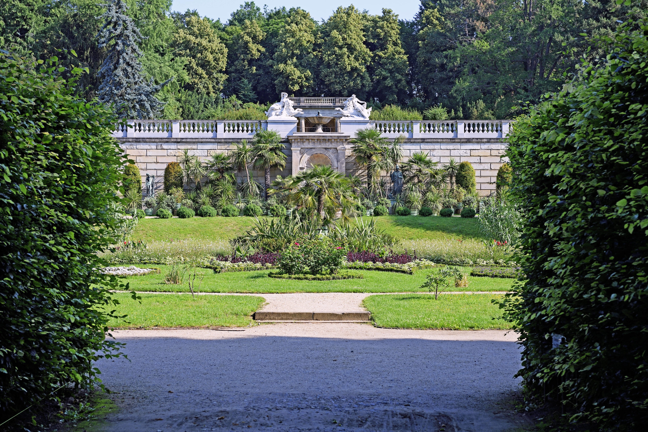 Park Sanssouci Im sizilianischen Garten des Parks Sanssouci wurde mit südländischen Gewächsen und antiken Statuen eine besondere Atmosphäre geschaffen.