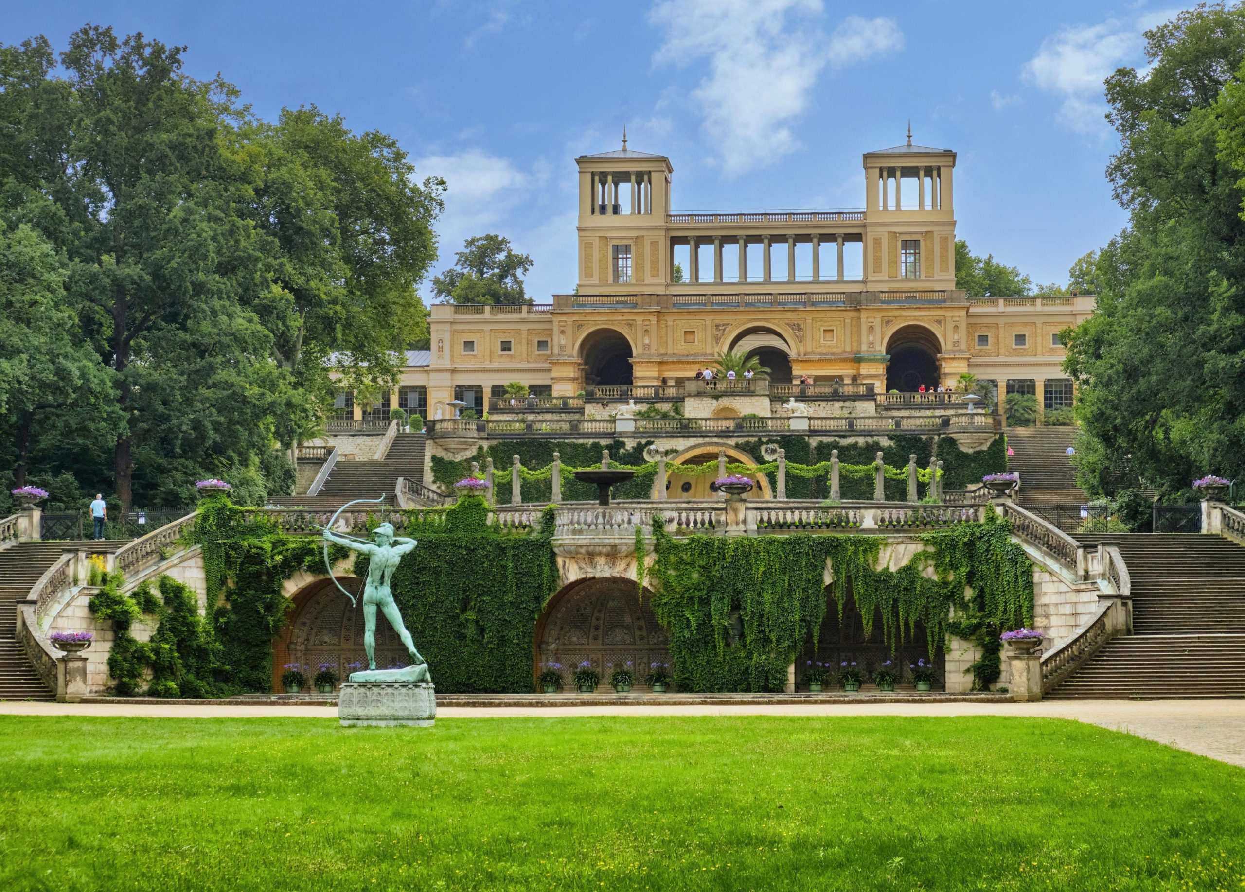 Park Sanssouci Das Orangerieschloss im Park Sanssouci versprüht mit seinen Brunnen und Terrassen italienisches Flair.