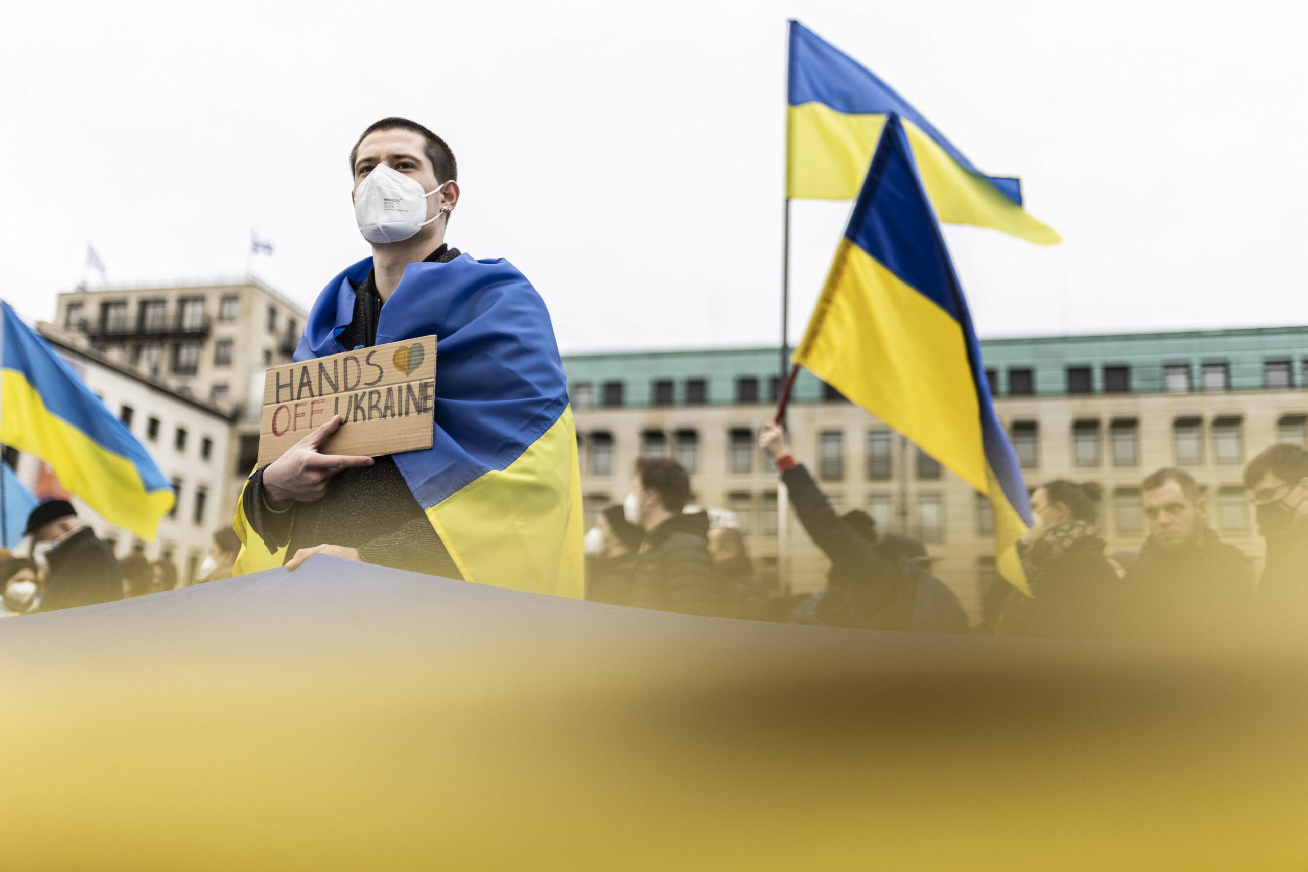Demonstration für die Solidarität mit der Ukraine vor dem Brandenburger Tor in Berlin am 24.02.2022. Foto: Imago/photothek