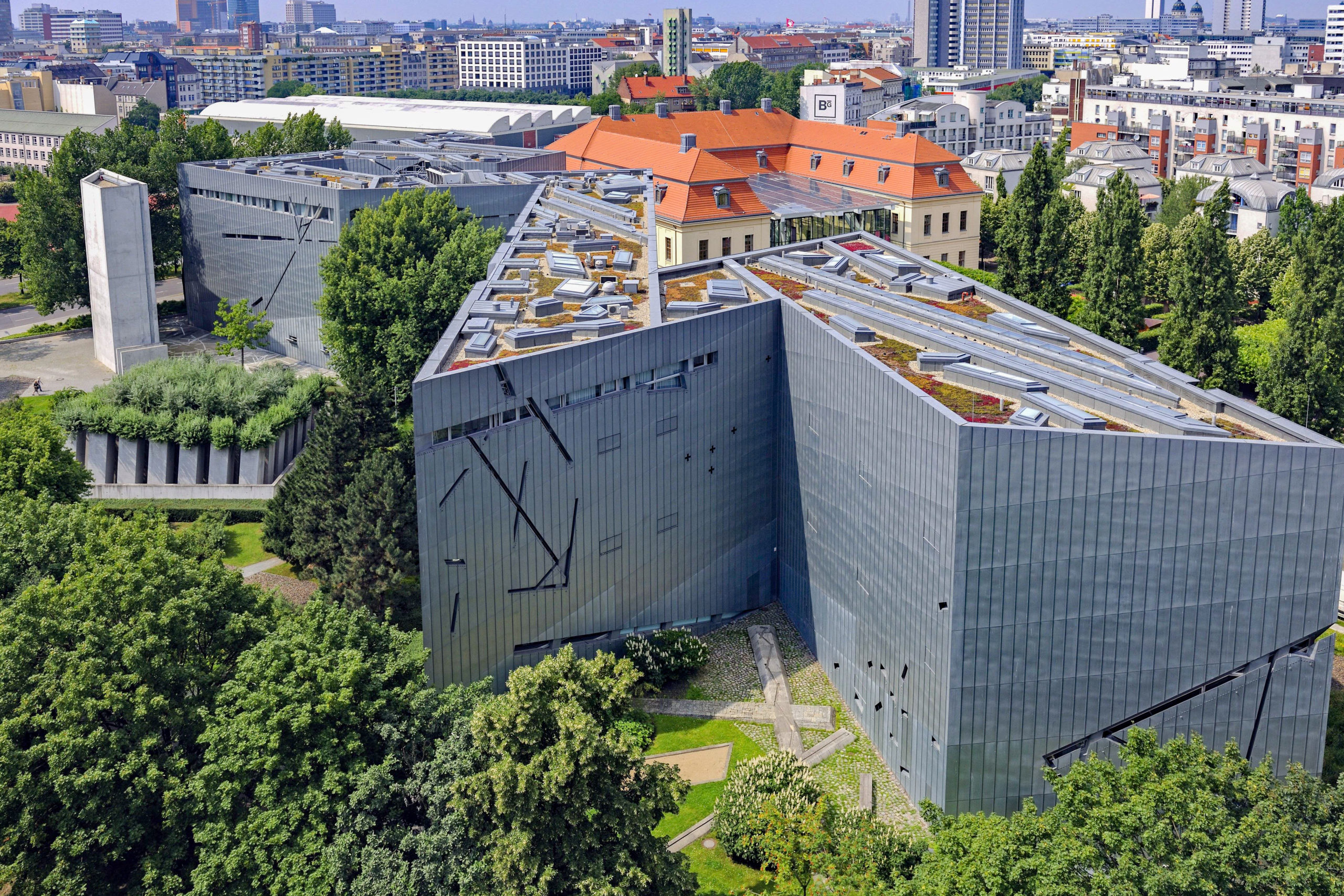 Daniel Libeskind entwarf das zickzackförmige Gebäude, dessen Fassade mit Titanzink verkleidet ist, als Teil des Jüdischen Museums Berlin. Foto: Imago/Blickwinkel