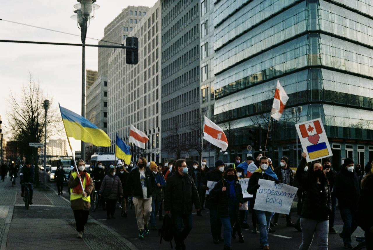 Die ukrainische und internationale Community geht in Berlin auf die Straßen, um Solidarität für die Ukraine zu fordern. Foto: Kseniia Siviva