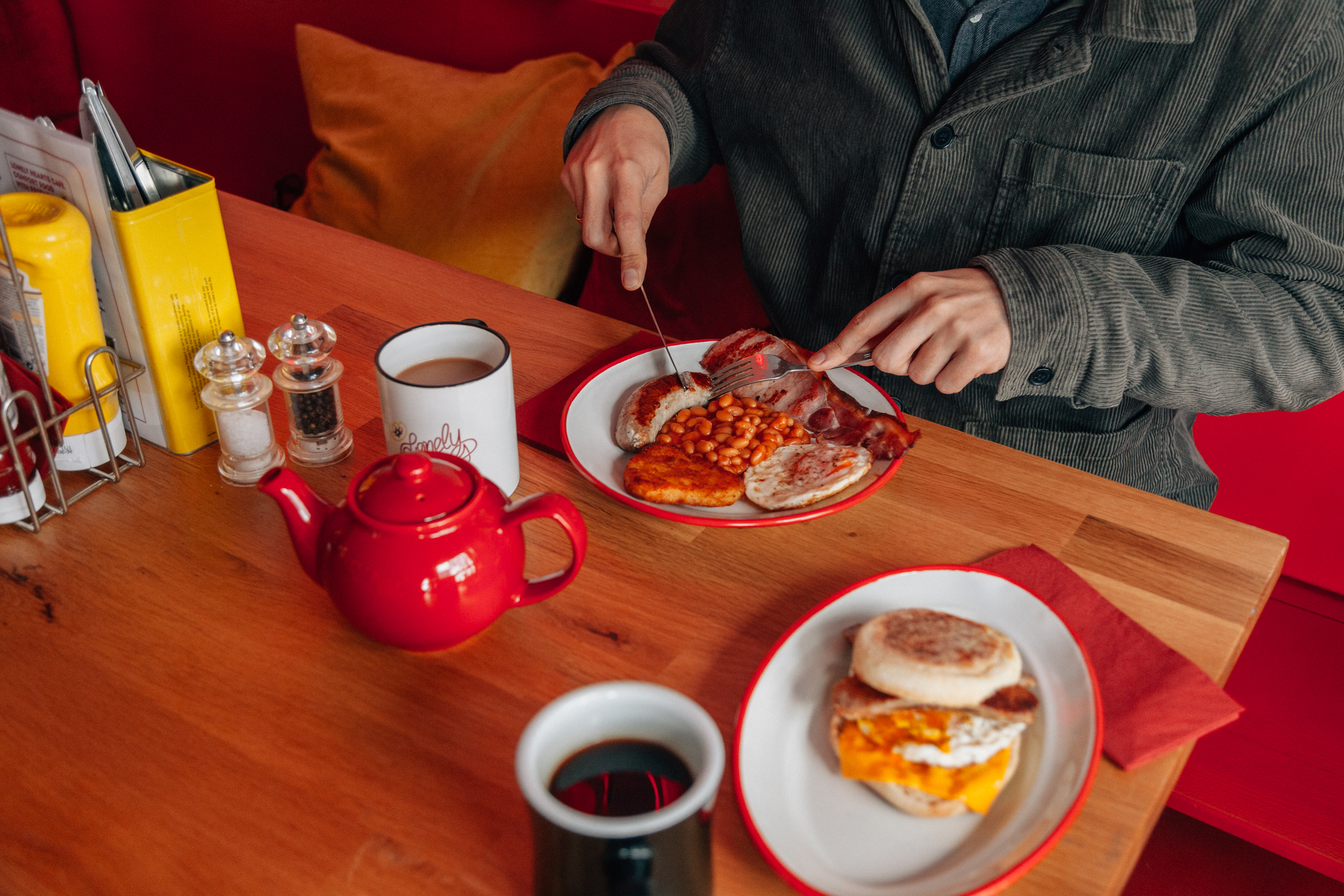 Lonely Hearts Café bietet englisches FrühstückFilterkaffee und Milchshakes