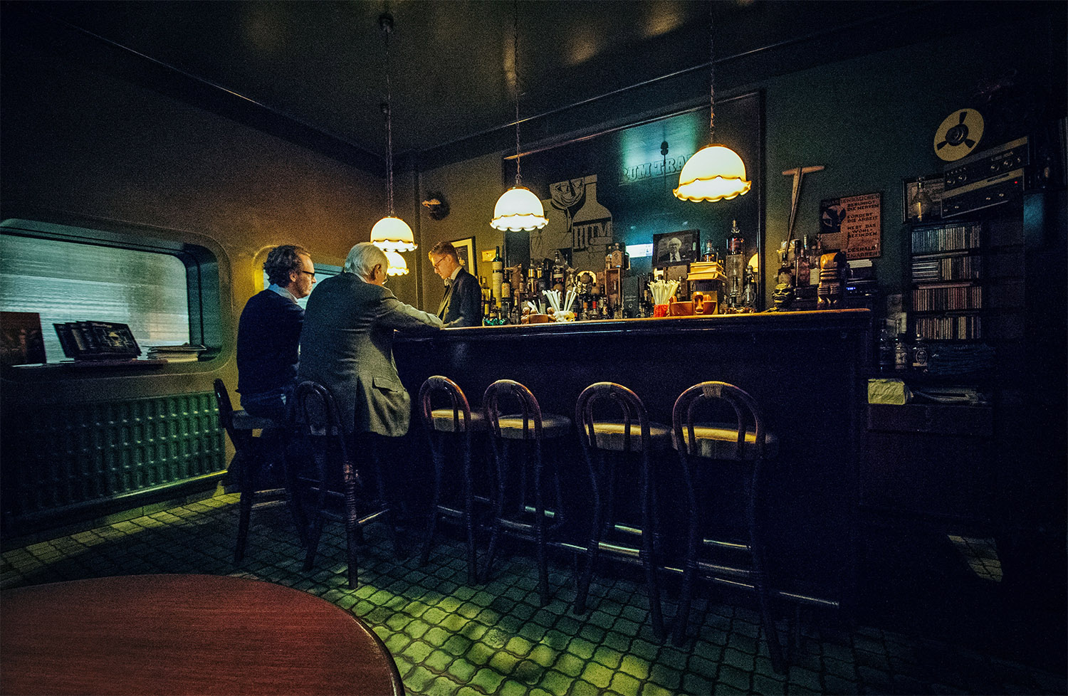 Bars in Wimersdorf Im Rum Trader zieht man sich gerne gut an und schaut gepflegt und lange ins Glas.