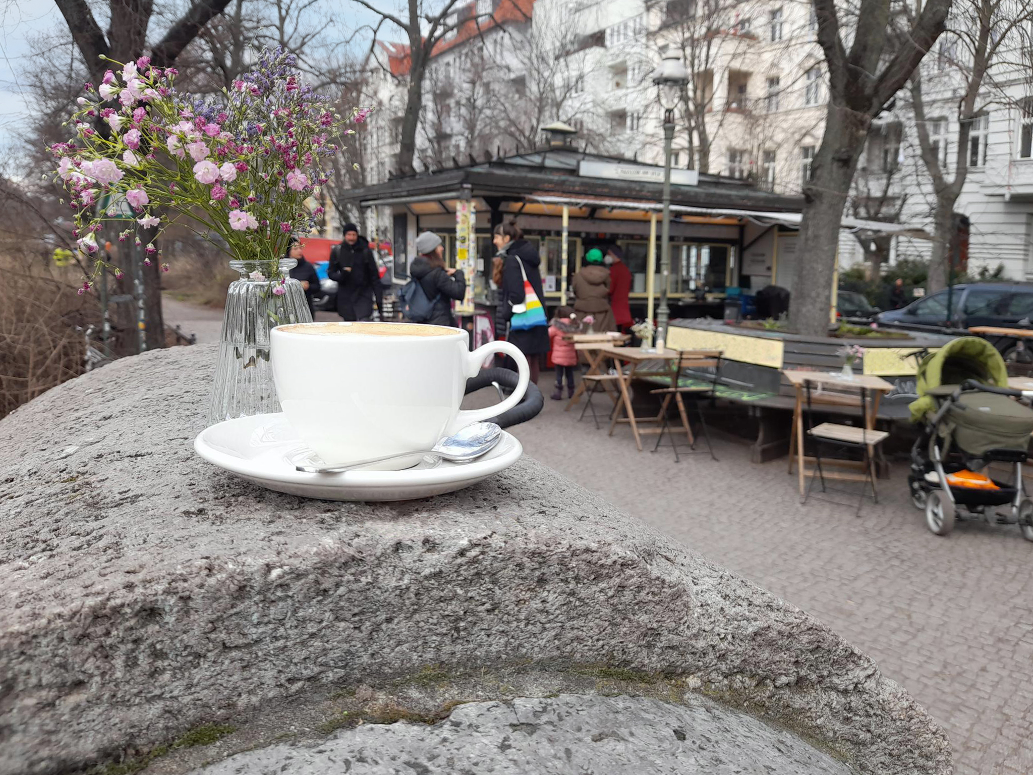 Cafés zum Draußensitzen in Berlin Der Pavillon am Ufer ist bei schönem Wetter ein beliebter Kieztreffpunkt.