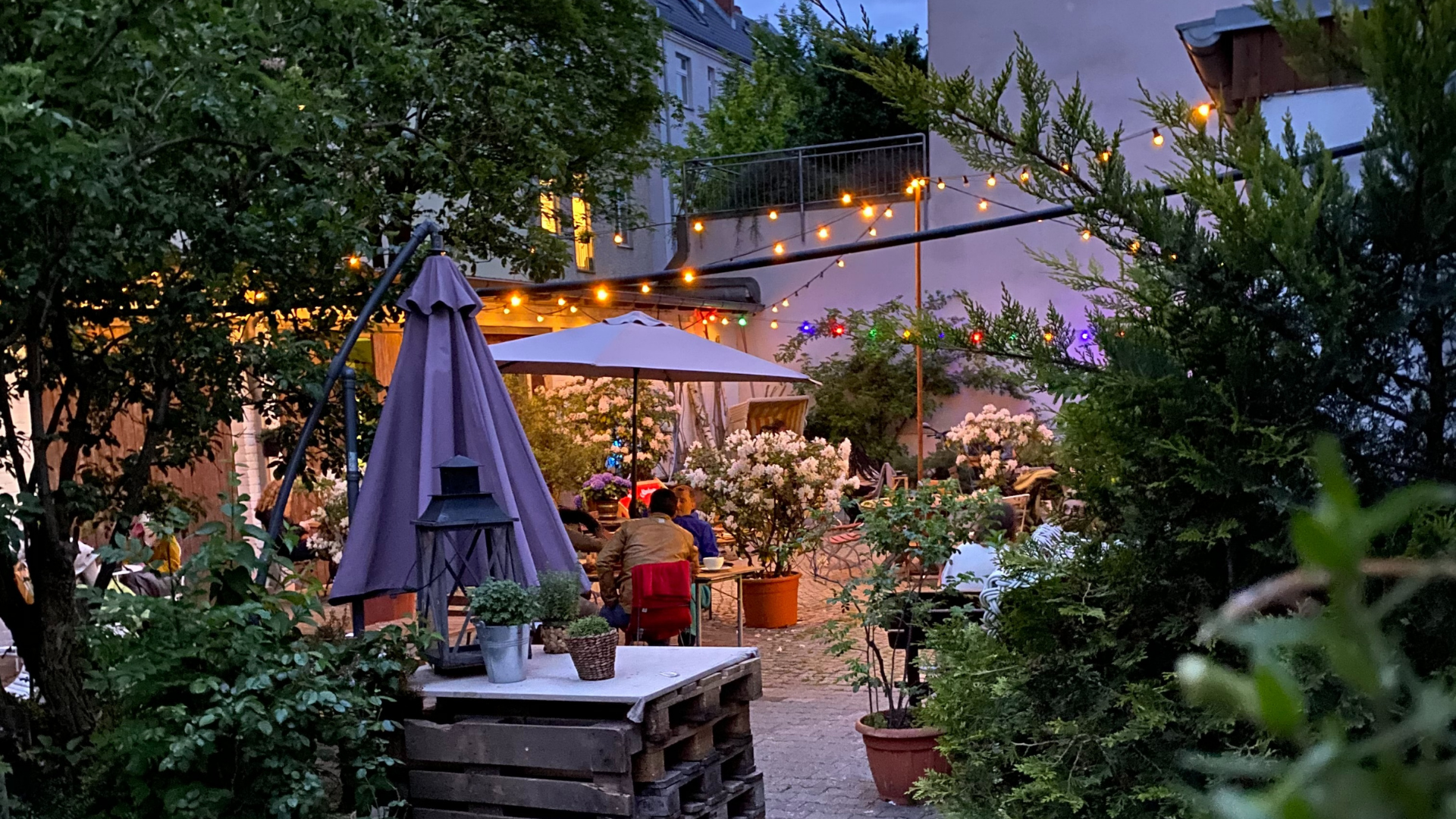 Cafés zum Druaßensitzen in Berlin Und auch nach dem Sonnenuntergang herrscht im Hinterhof des Gm26 in Steglitz pure Gemütlichkeit.