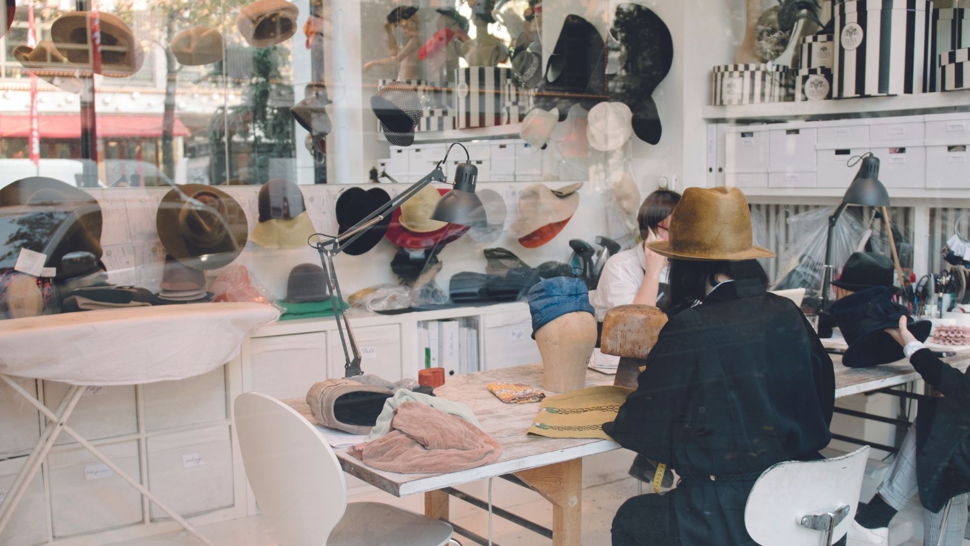 Studio to Retail Für die Berliner Hutmacherin Fiona Bennett ist 2022 nicht nur Fashion Week wie in jedem Jahr. Sie feiert mit ihrer Boutique in der Potsdamer Straße auch zehnjähriges Jubiläum.