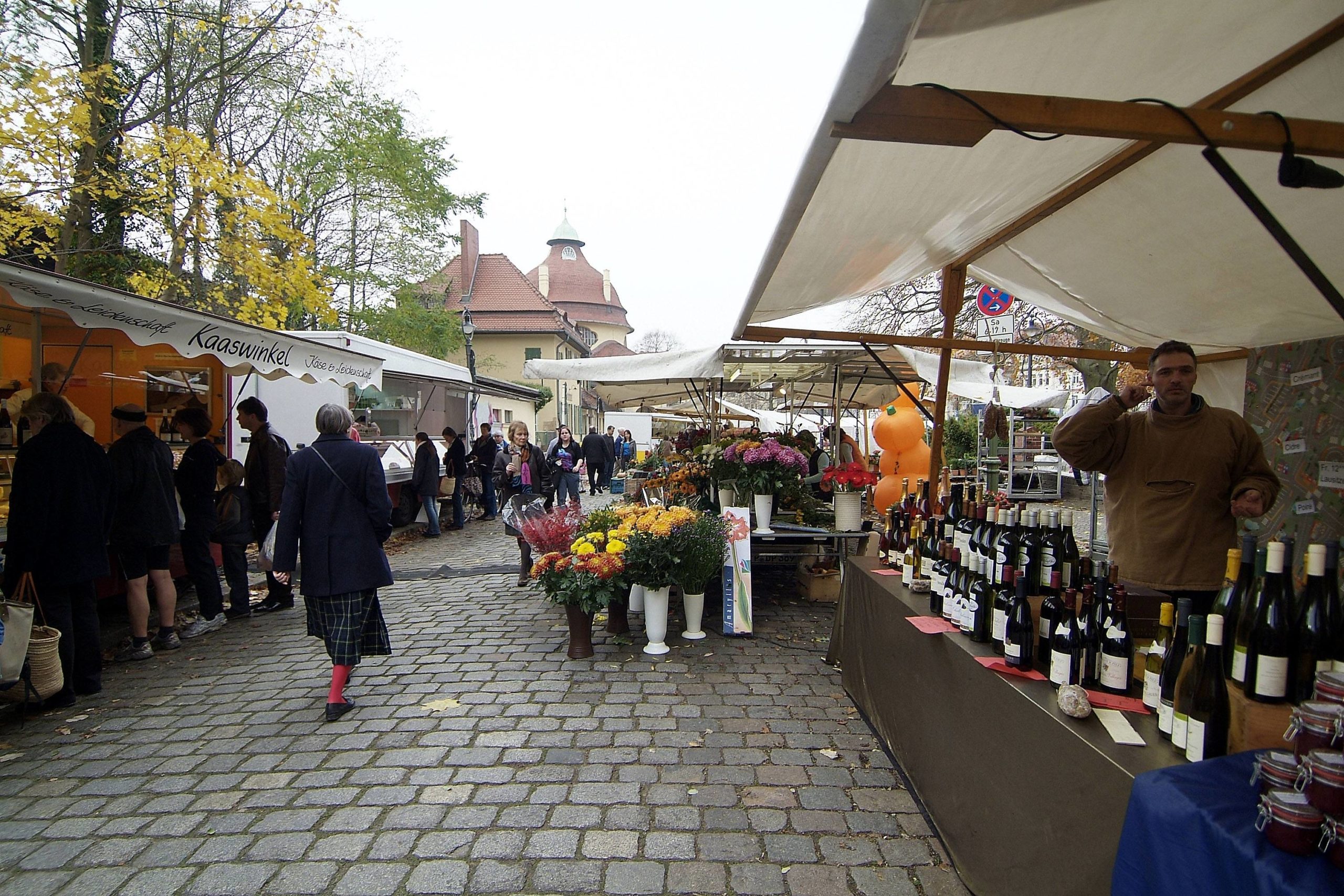Wochenmärkte in Berlin Im dörflichen Zehlendorf kann man samstags in aller Ruhe auf dem Wochenmarkt am Mexikoplatz einkaufen.