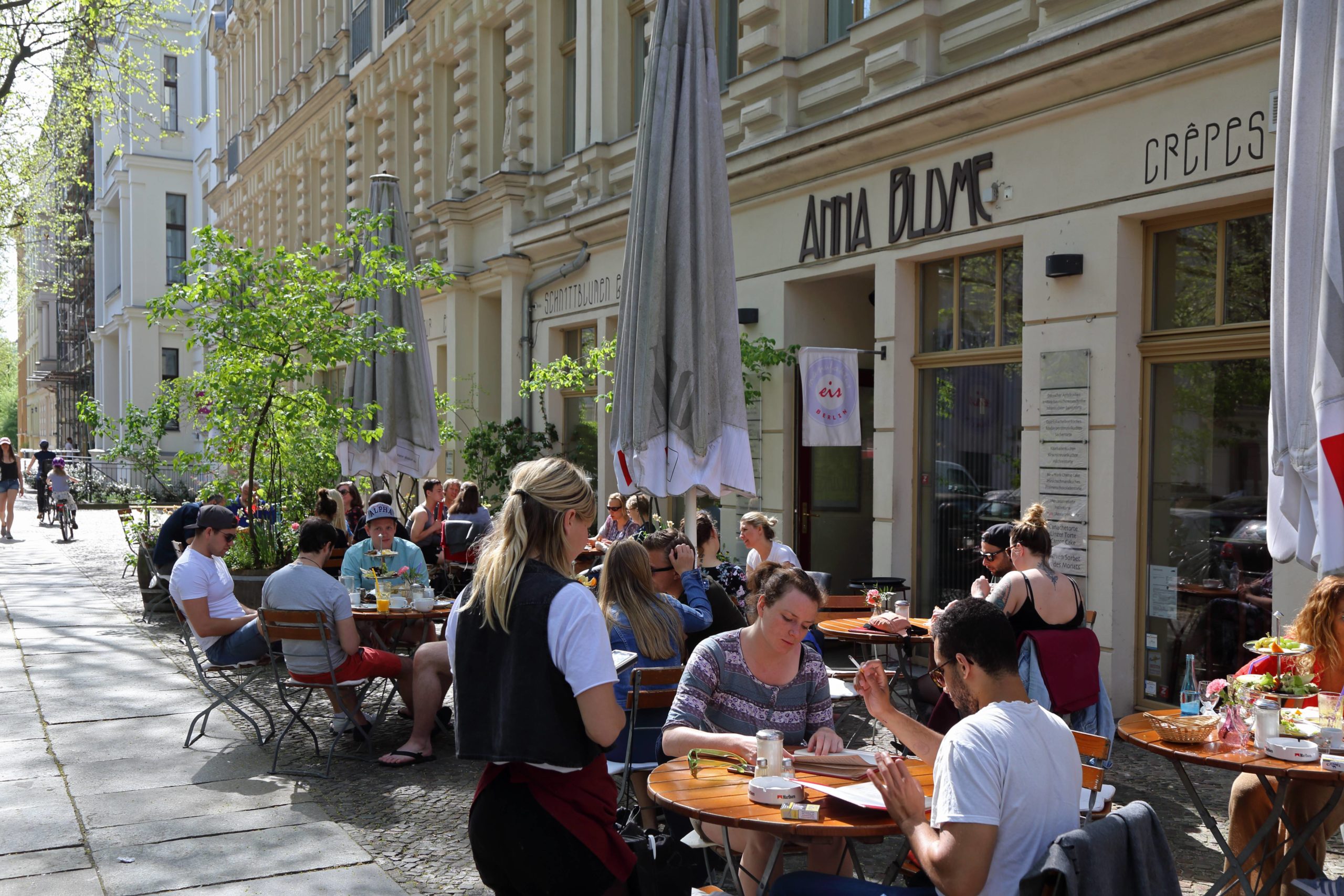 Cafés zum Draußensitzen in Berlin Im Café Anna Blume trifft sich bei Sonnenschein (fast) der gesamte Kollwitzkiez.